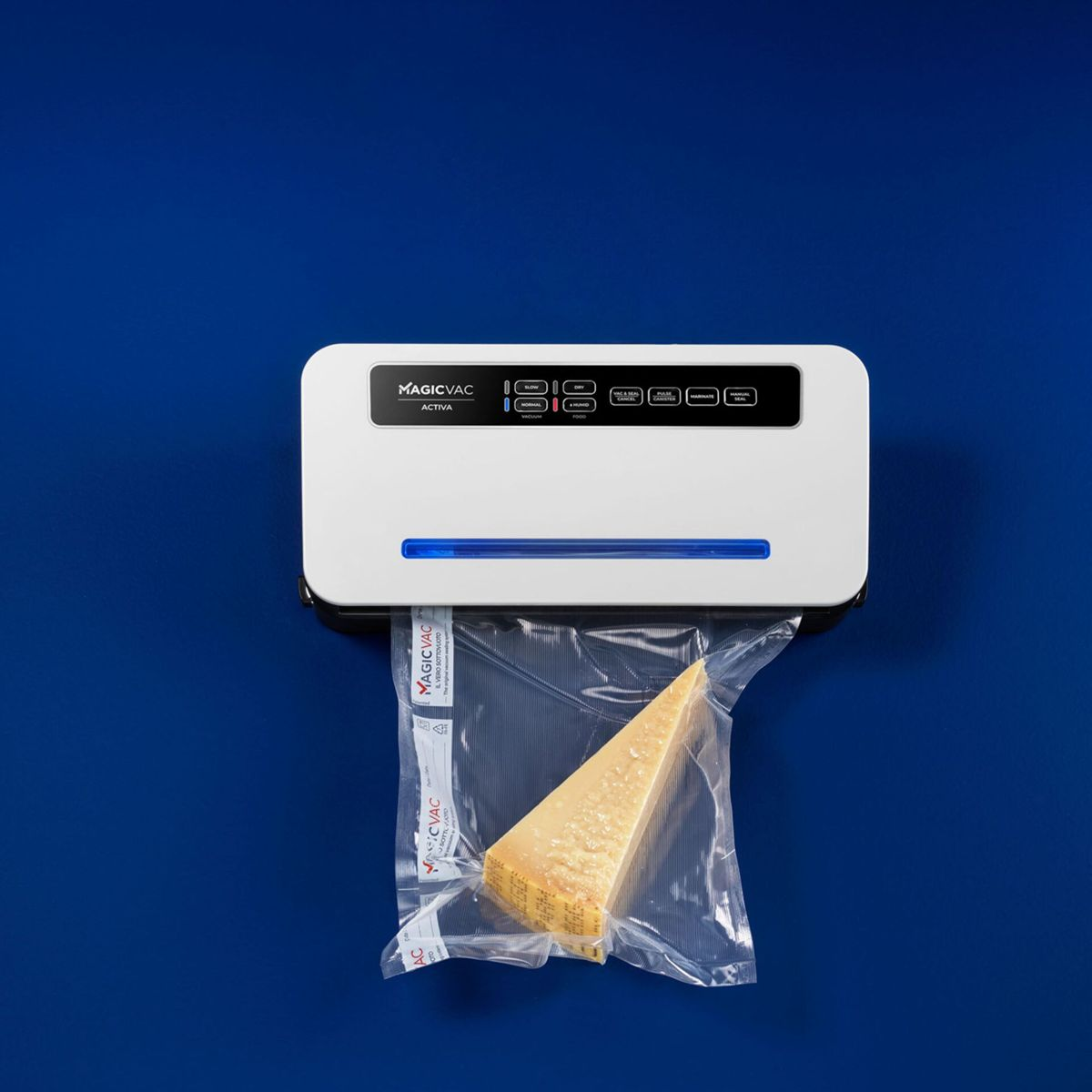 Biała zgrzewarka próżniowa zamyka kawałek sera parmezan w plastikowej torbie.