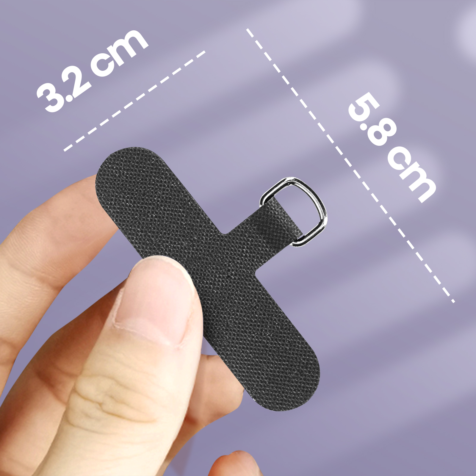 Ciondolo per cinturino telefono nero con anello metallico, tenuto da dita.
