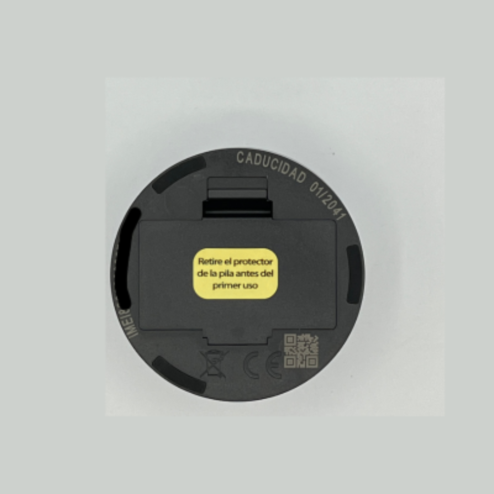 Dispositivo negro redondo con etiqueta que indica retirar protector de pila.