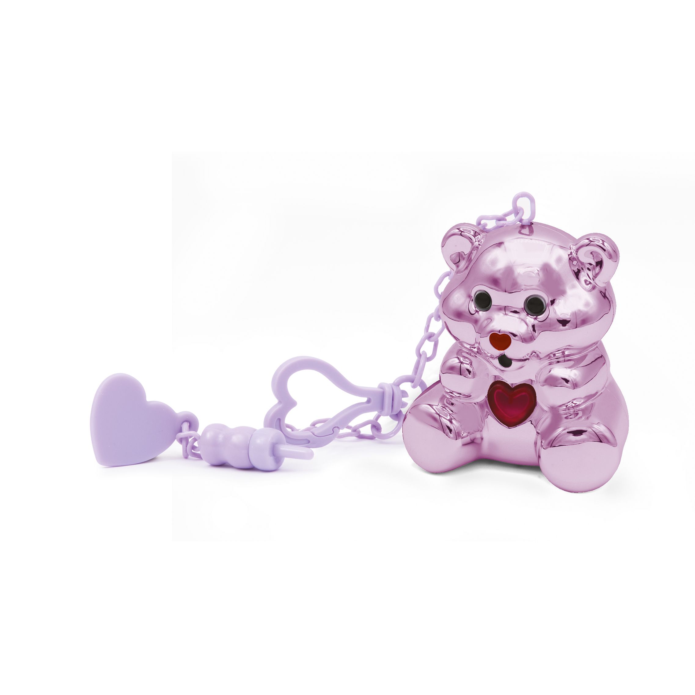 Un charm brillante de osito lavanda con un corazón rojo en el pecho.