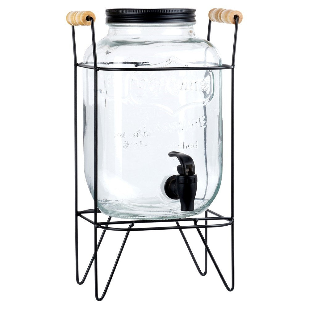 Dispensador de bebidas de vidrio con grifo negro y asas de madera.