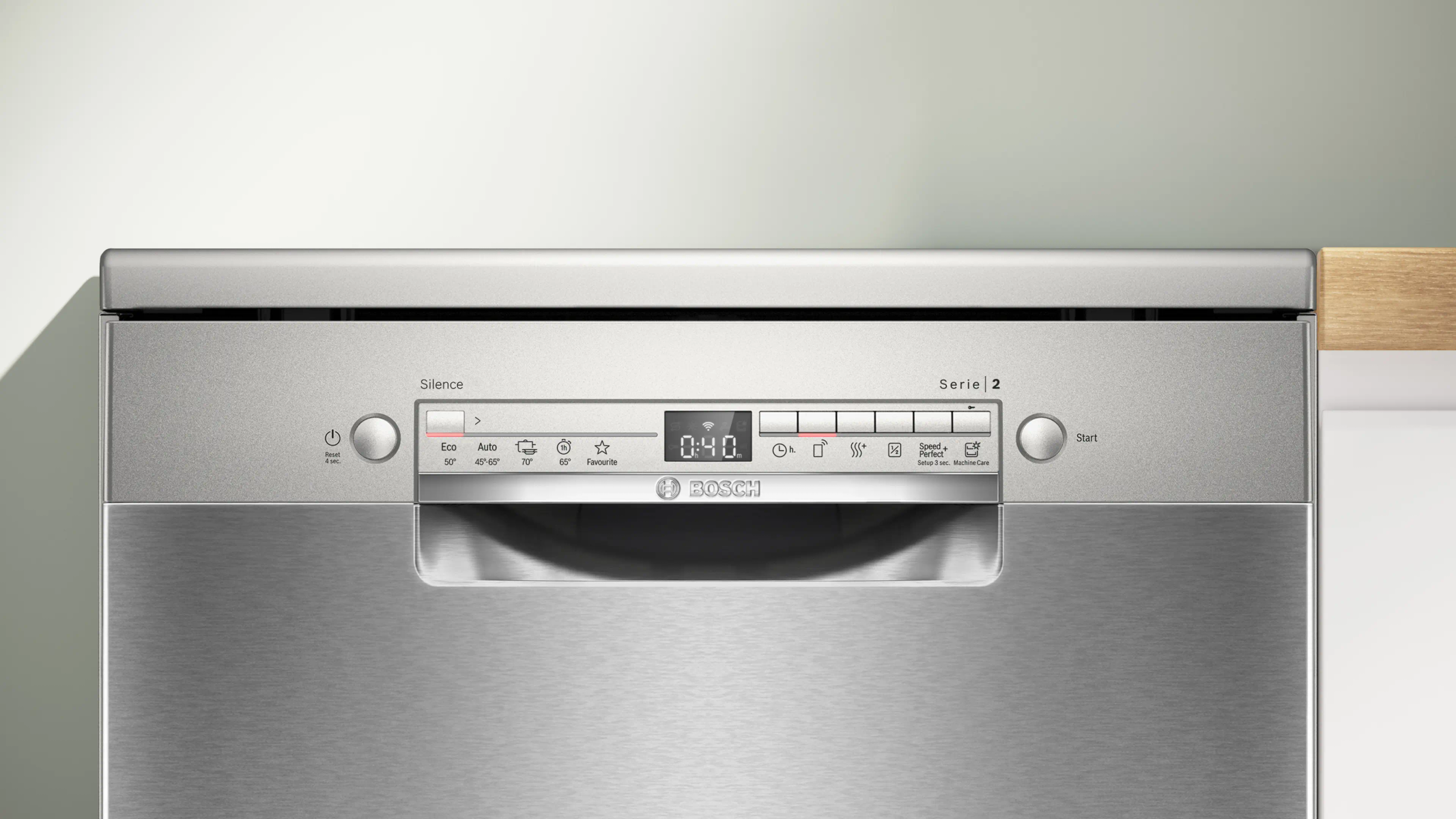 Elegante panel de control de lavavajillas Bosch plateado con pantallas digitales y botones.