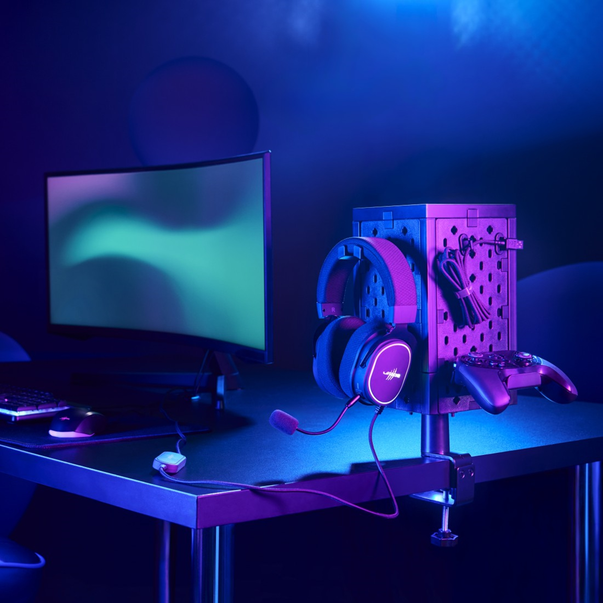 Ein Gaming-Setup mit Monitor, Tastatur, Maus, Kopfhörern und Controller.