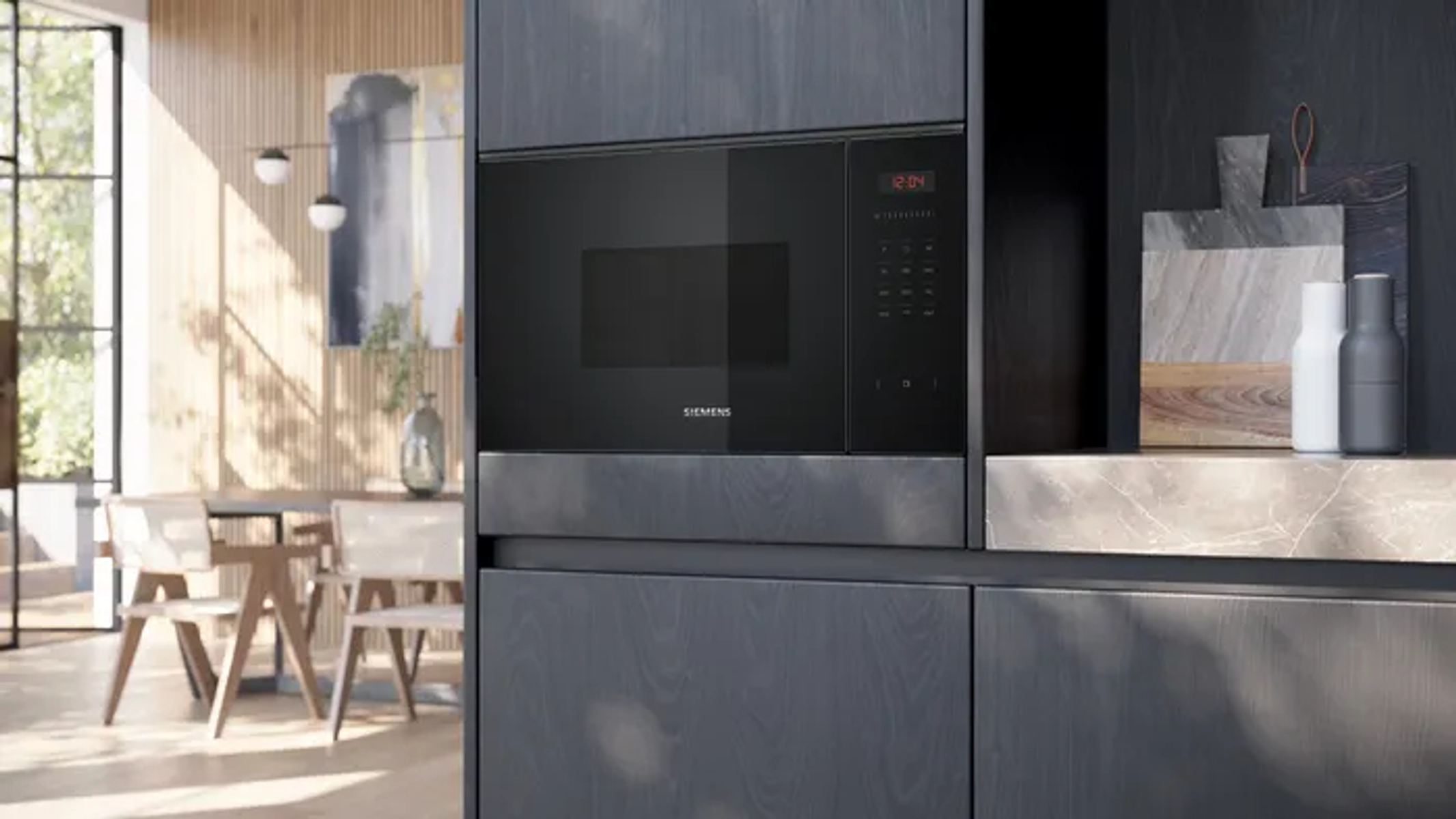 Moderne keuken met zwarte inbouwapparatuur en houten accenten.