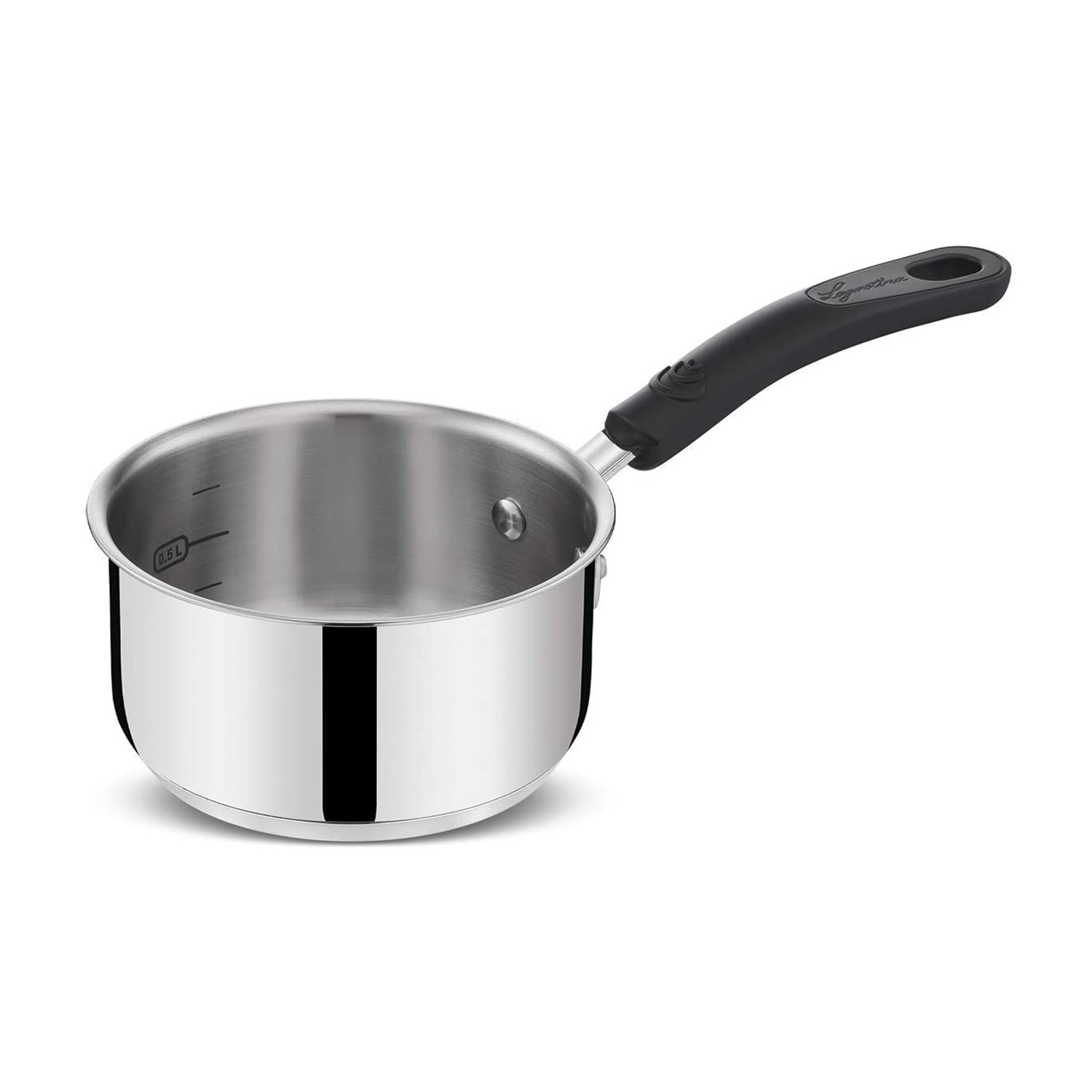 Una olla brillante de acero inoxidable con mango negro, marcada 0,5 L.