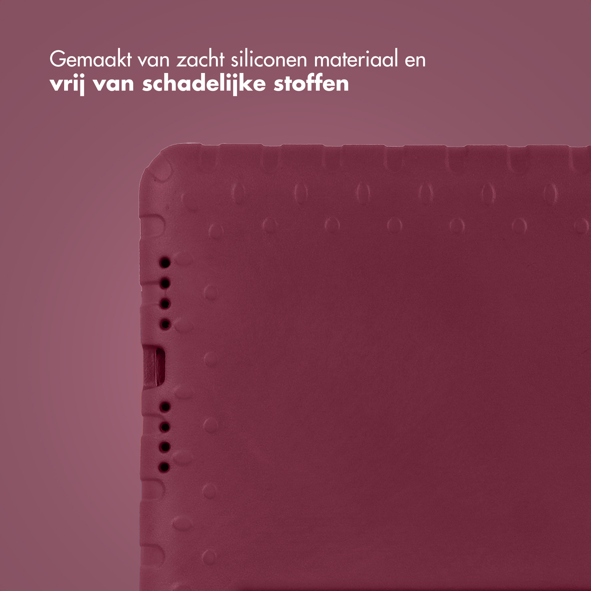 Close-up van een bordeauxrode hoes met siliconen textuur en oplaadpoort.