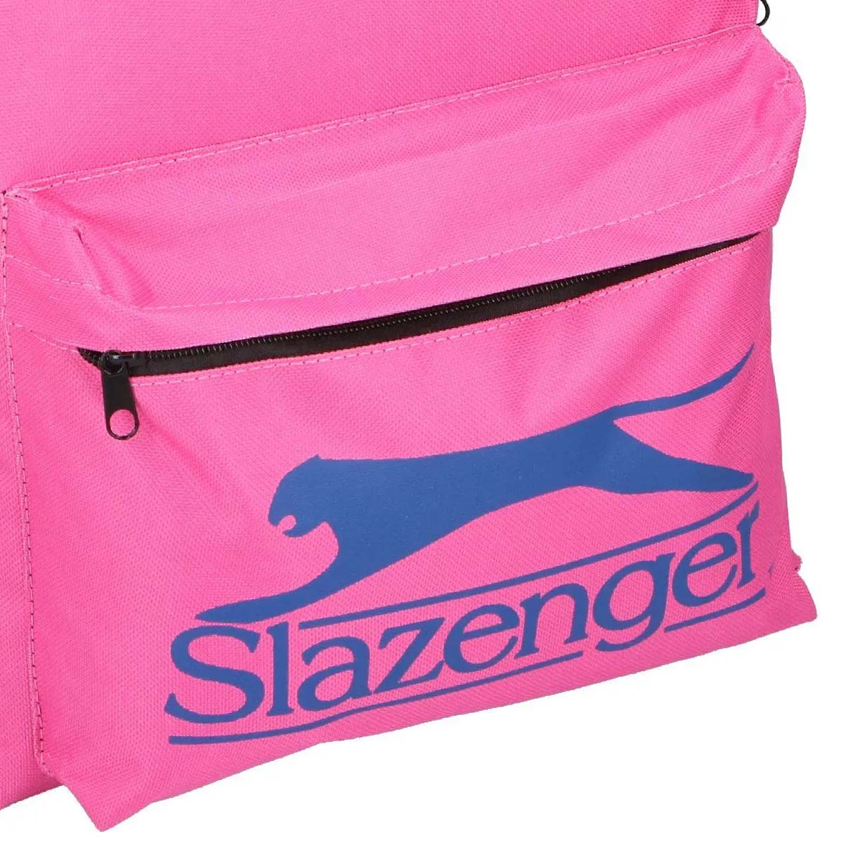 Una borsa rosa con logo Slazenger blu e zip. Vista ravvicinata.