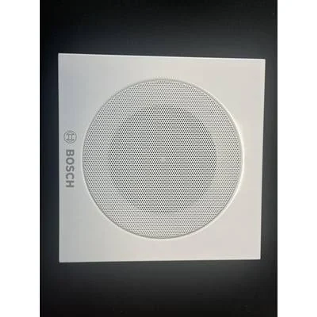 Un altavoz blanco Bosch con rejilla redonda y perforada.