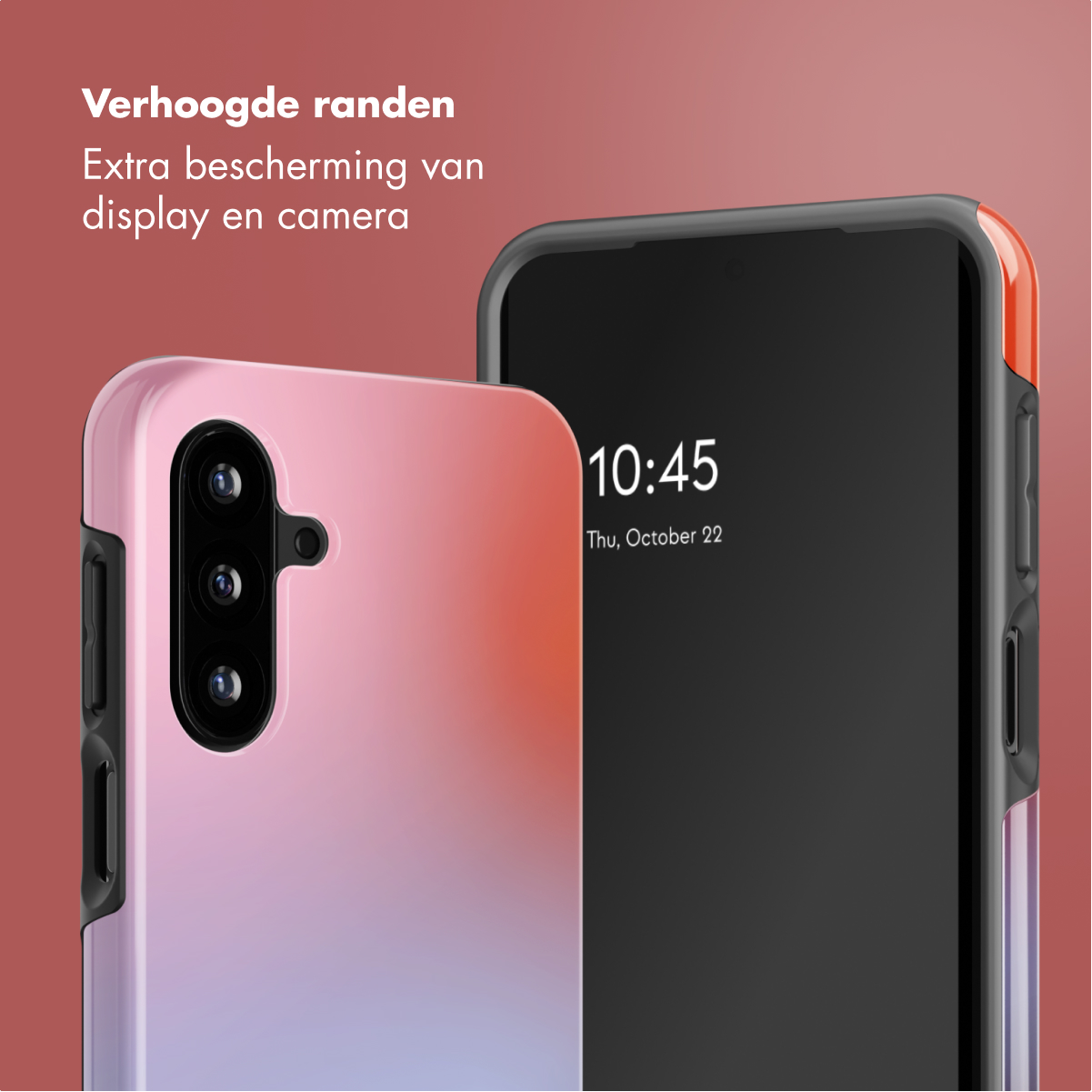 Een roze en paarse telefoonhoes met drie camera's naast een smartphone.