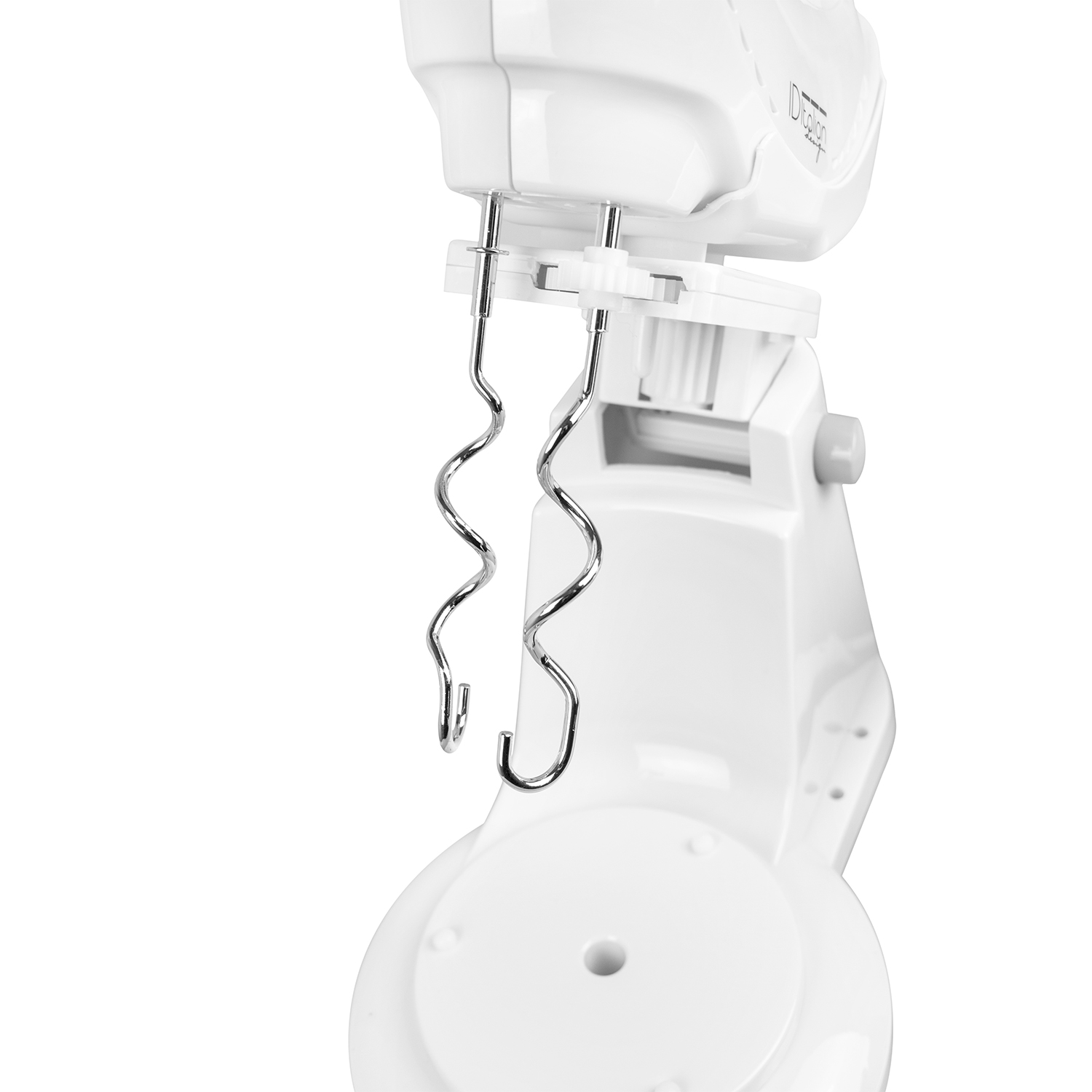 Zbliżenie białego miksera stojącego z dwoma metalowymi trzepaczkami.