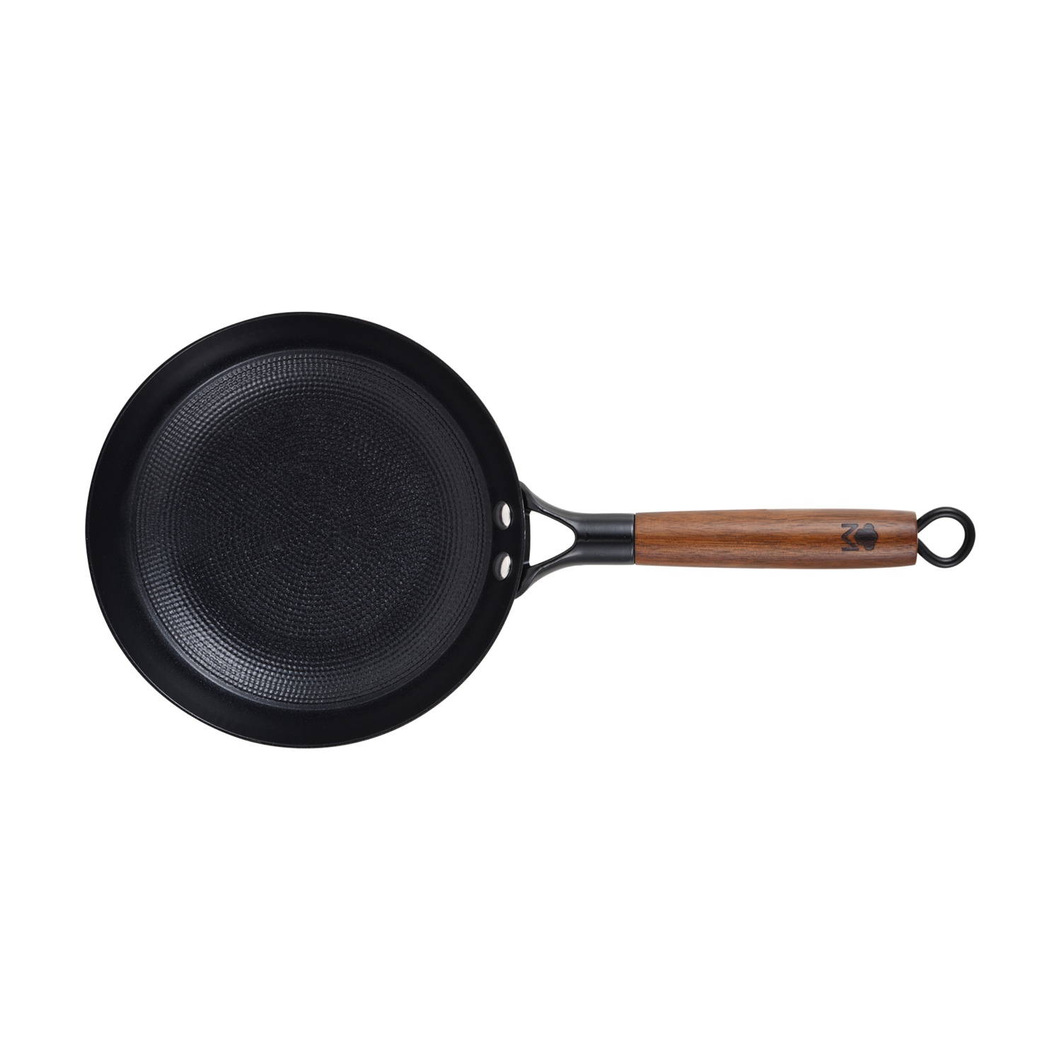 Padella nera con manico in legno e anello per appenderla.