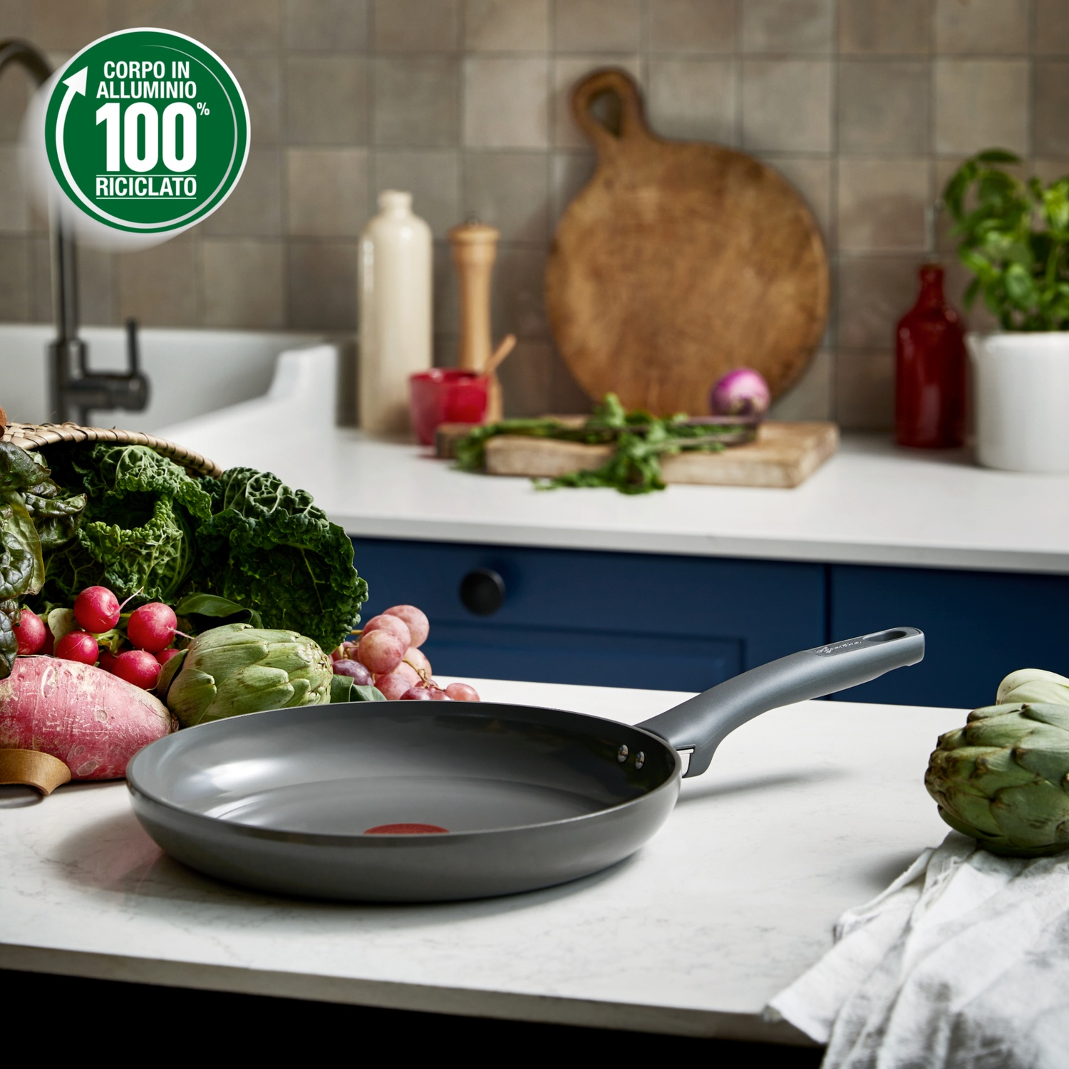 Sartén gris con verduras sobre una encimera. 100% reciclado.