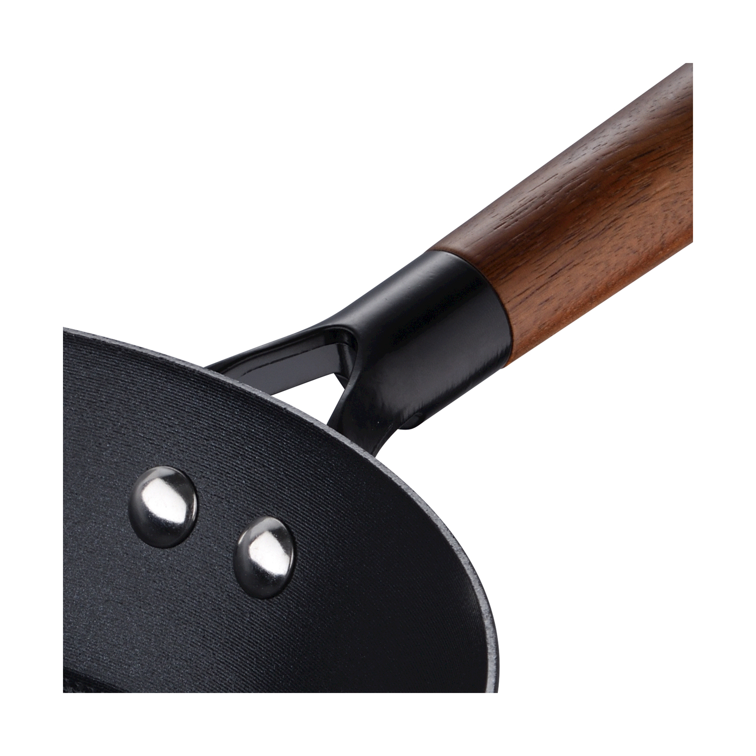 Primo piano di una padella nera con due rivetti e manico in legno.