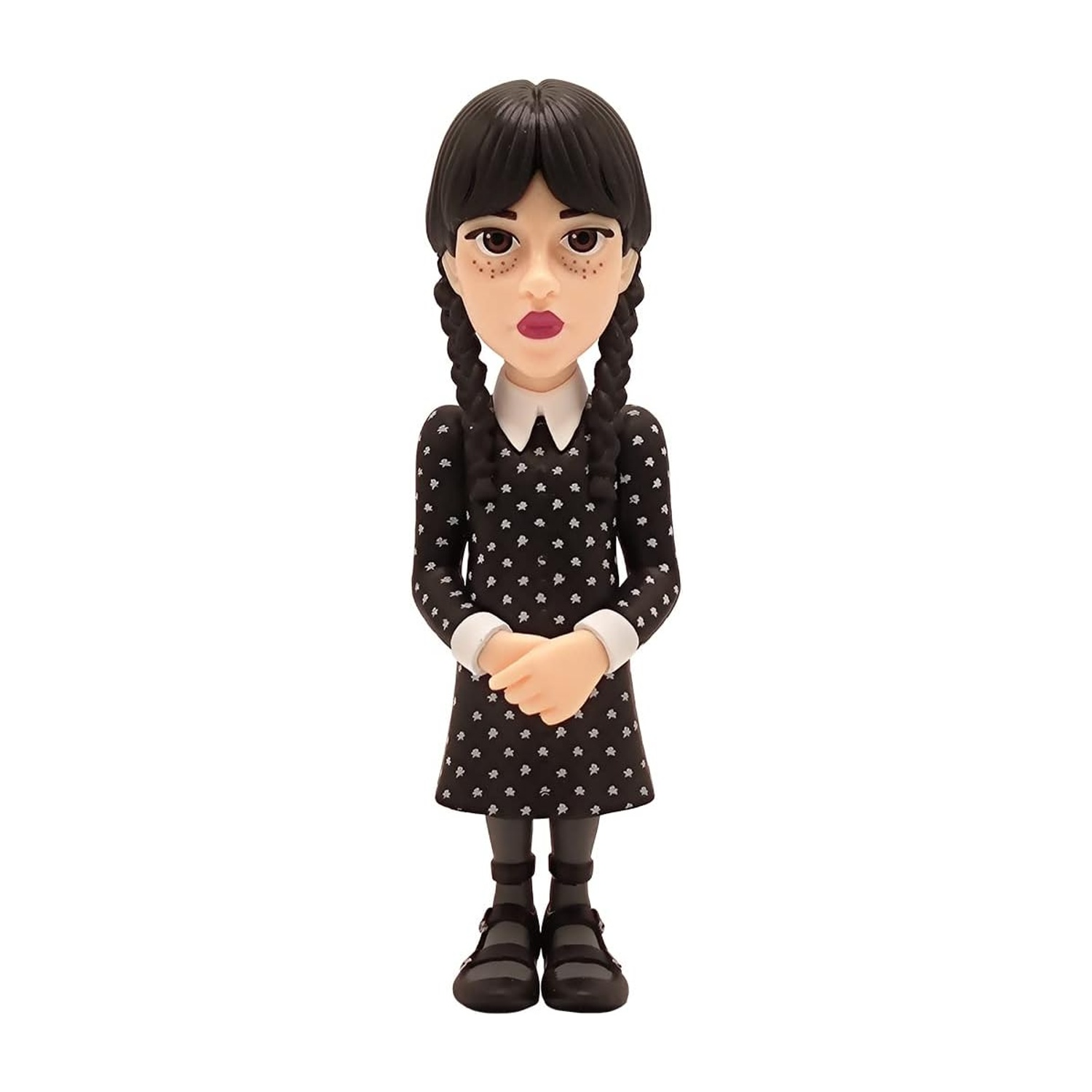 Una figura di Mercoledì Addams con capelli intrecciati, vestita di nero.