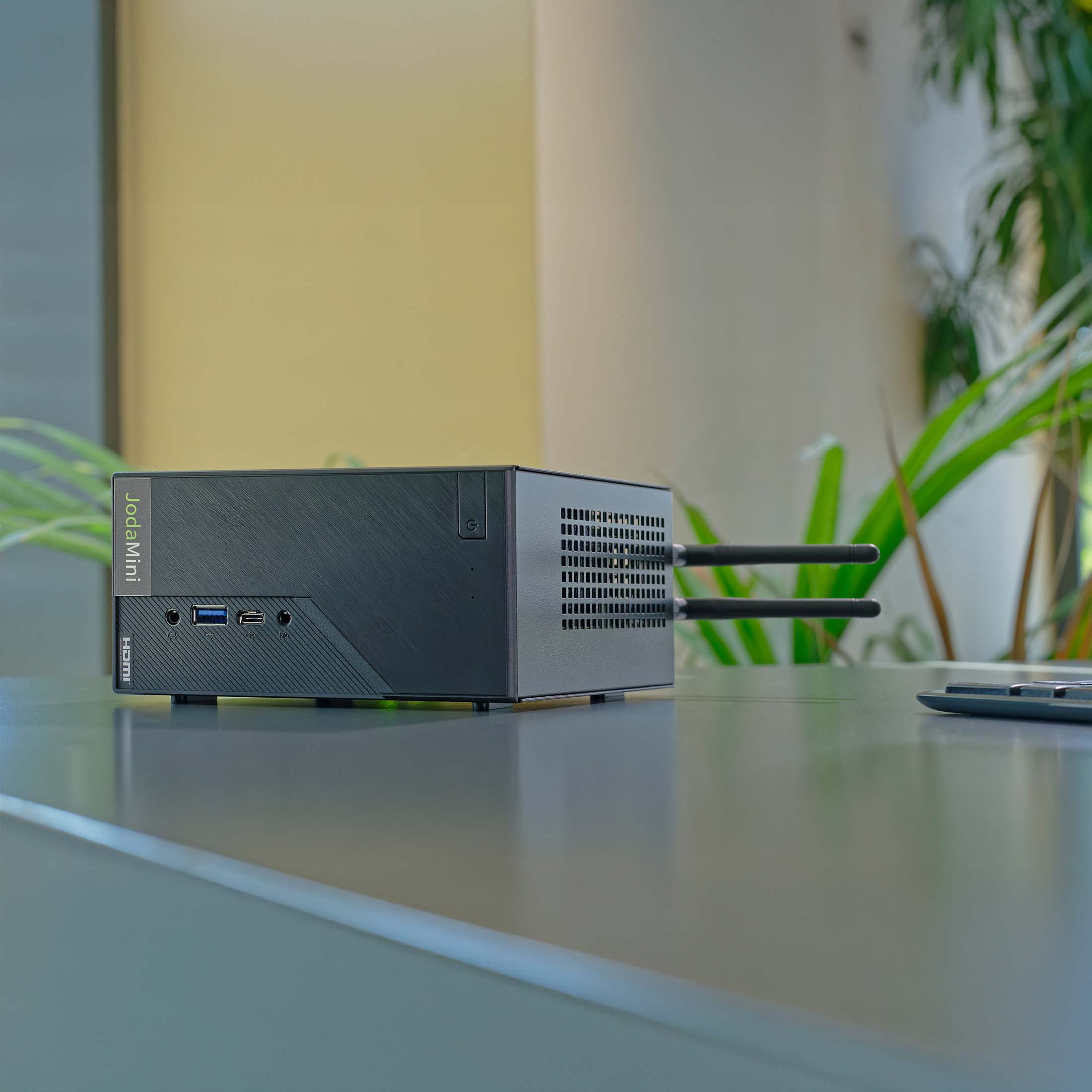 Ein kompakter schwarzer Computer mit USB-Anschlüssen und Antennen.