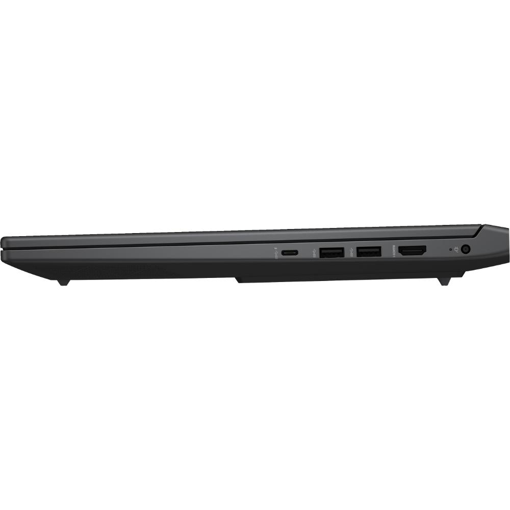 Siyah dizüstü bilgisayarın yan görünümü: USB-C, 2x USB-A, HDMI, güç adaptörü.