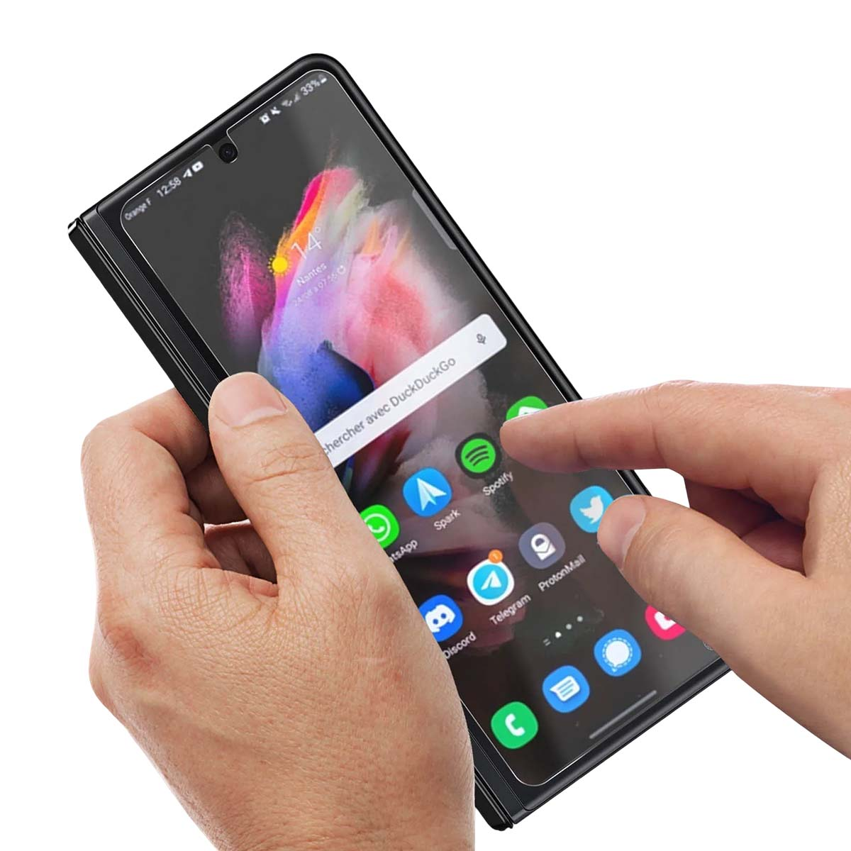 Mani che usano uno smartphone con molte icone app e display meteo.