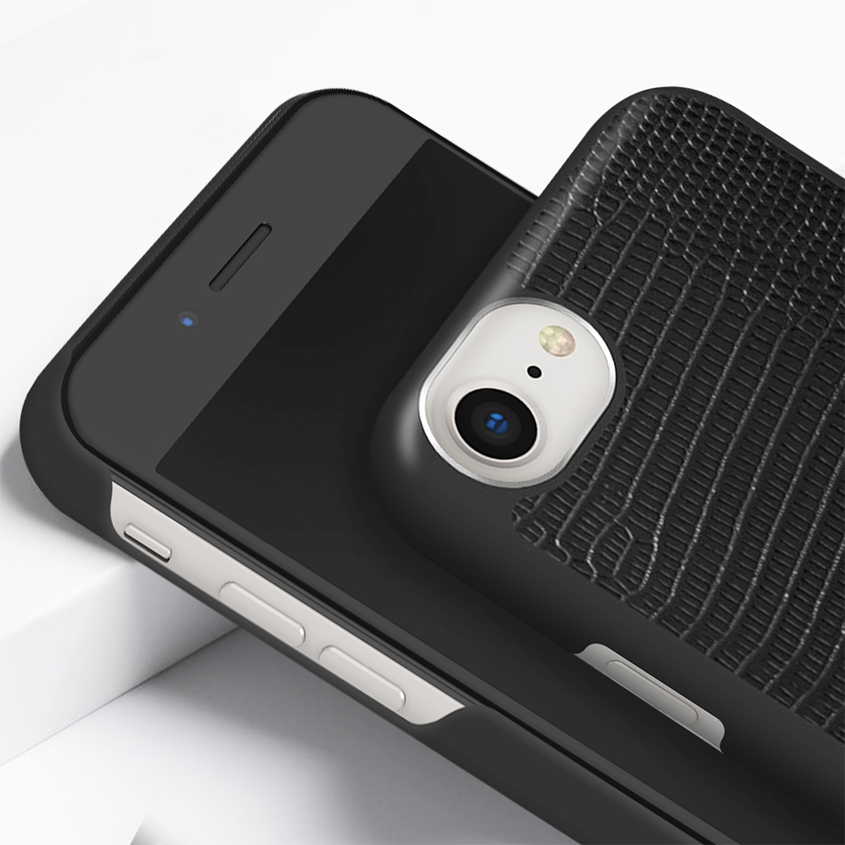 Telefono nero con custodia in pelle di serpente, primo piano sulla fotocamera.