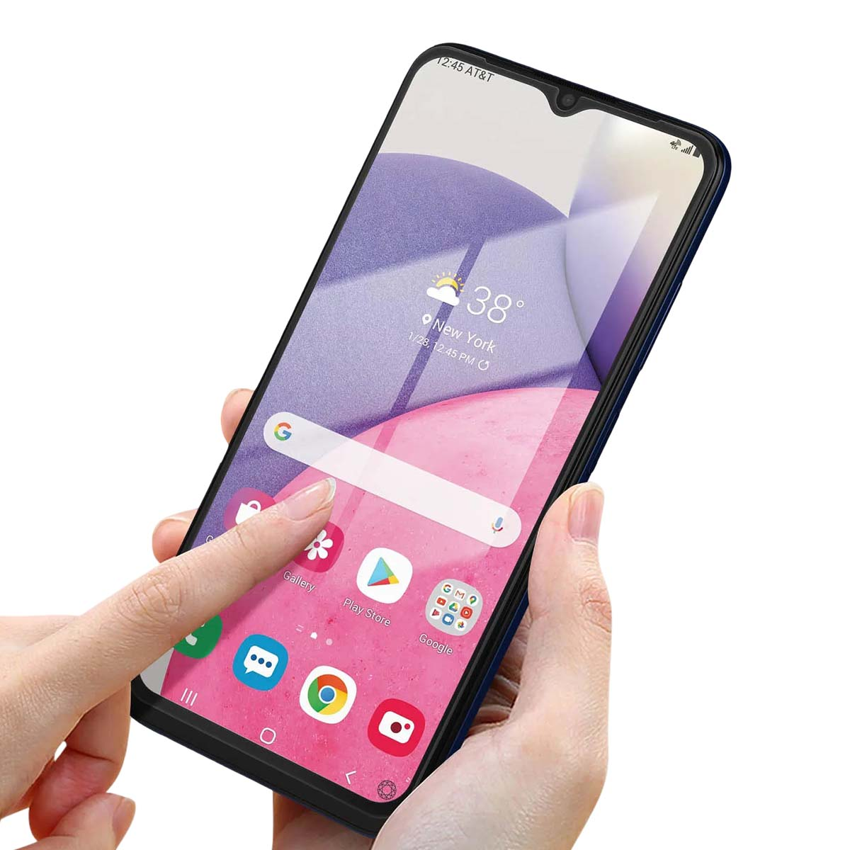 Una mano tiene uno smartphone con widget meteo e app.