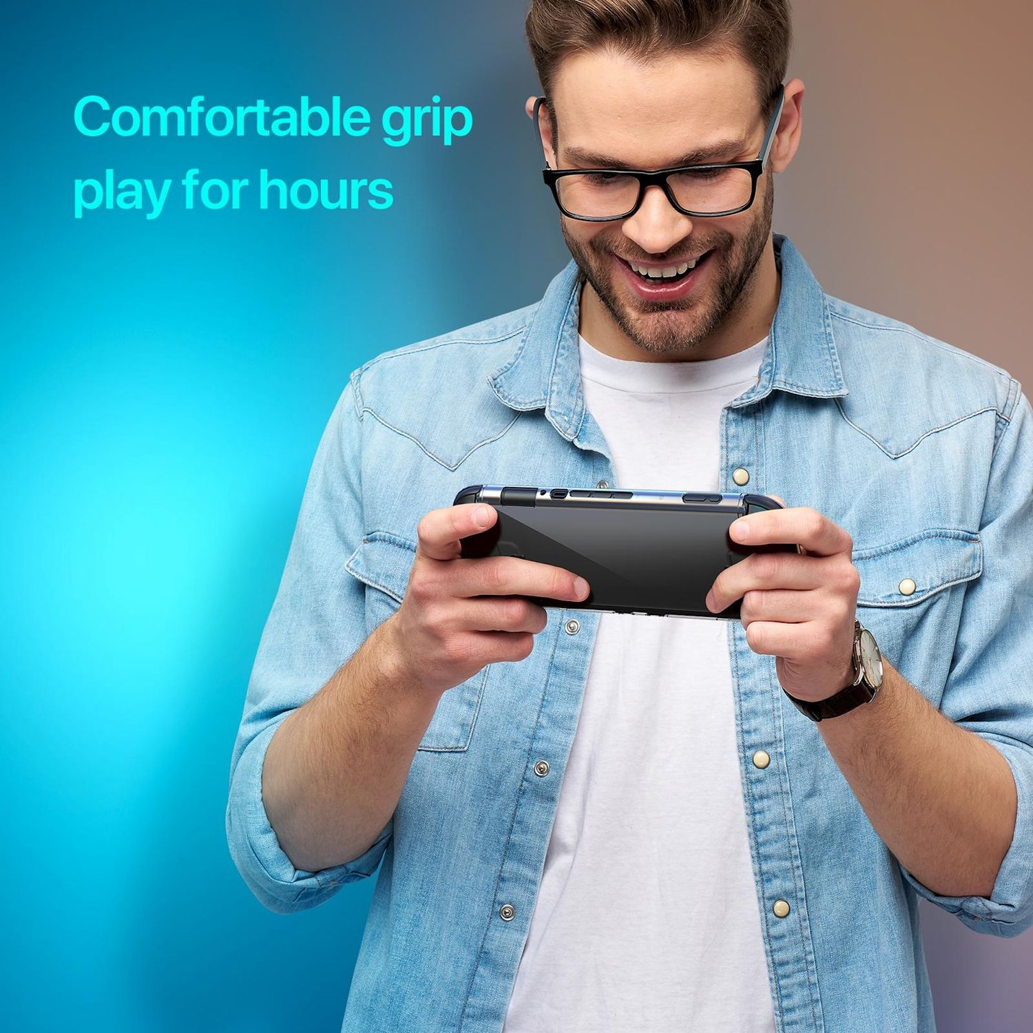 Mann mit Brille spielt Videospiel auf Konsole mit blauem Hintergrund.