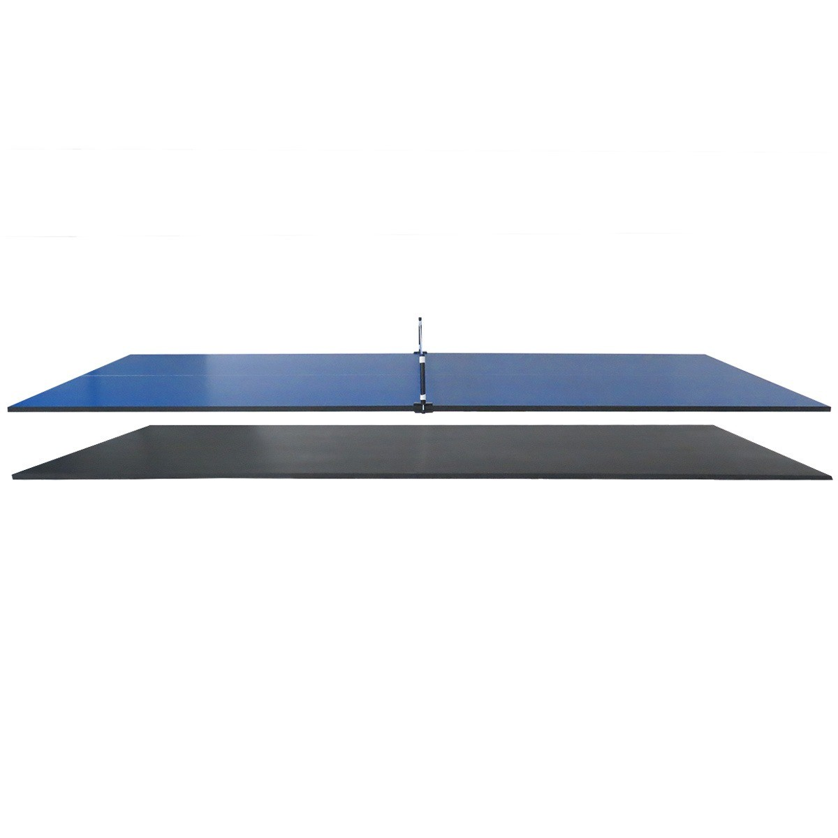 Blauwe tafeltennis tafel met net over een zwarte mat.
