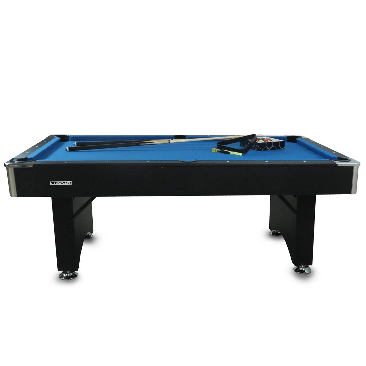 Een blauwe pooltafel met zwarte poten, keus en ballen.
