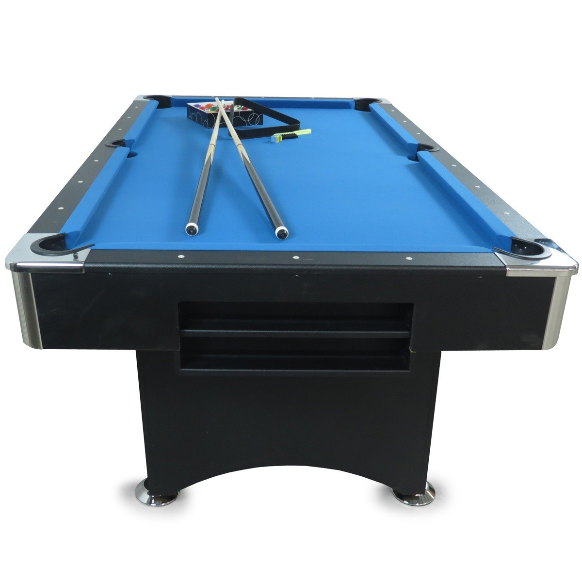 Een blauwe pooltafel met twee keus, ballen en een driehoek.