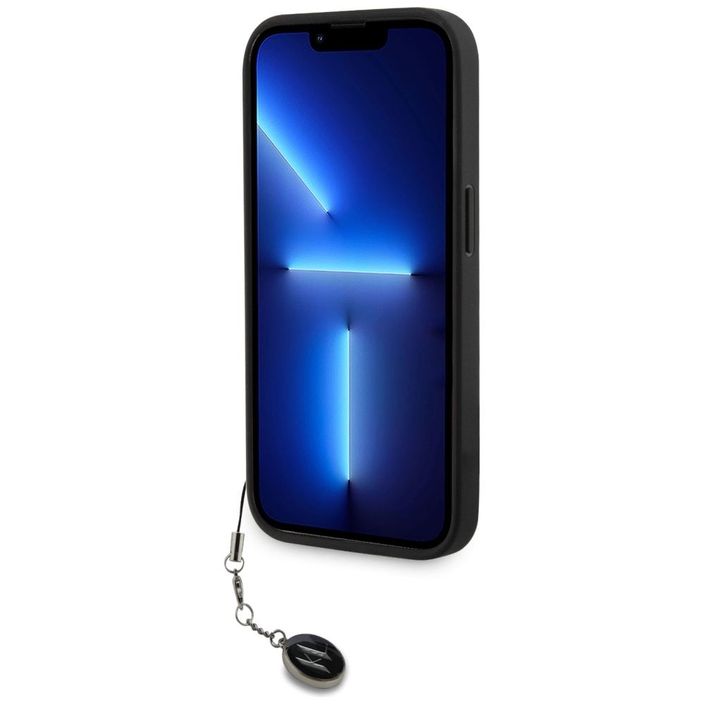 Smartphone nero con sfondo blu e un ciondolo appeso.