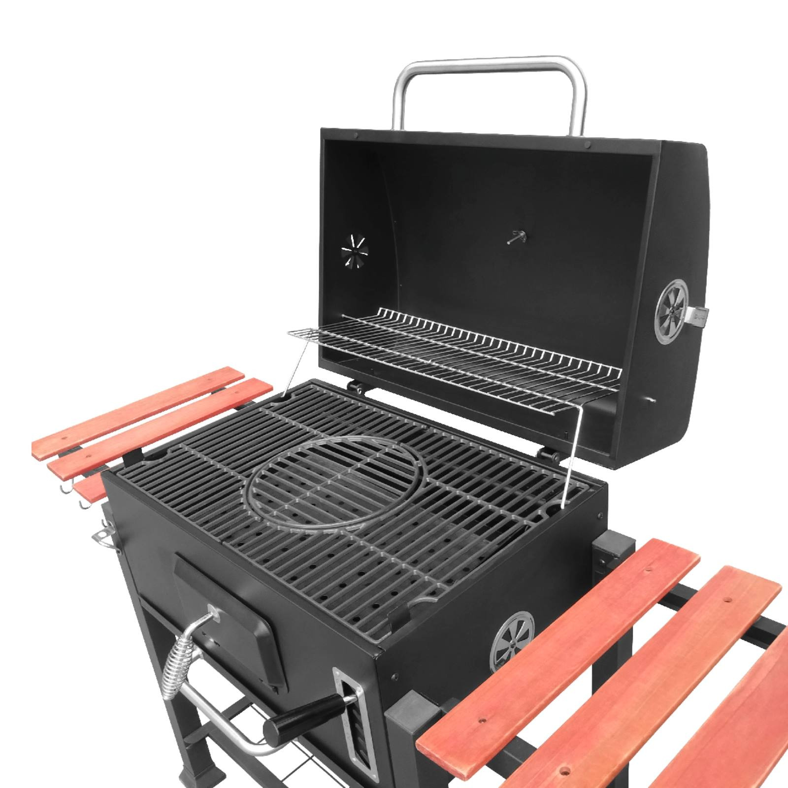 Czarny grill węglowy z otwartą pokrywą i drewnianymi stolikami bocznymi.