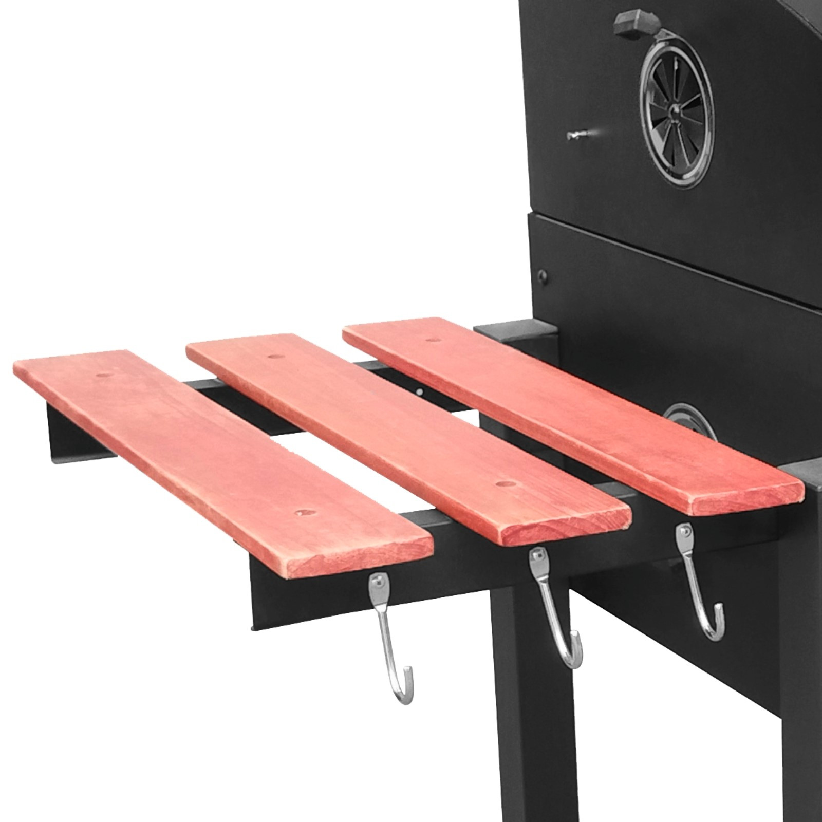 Trzy czerwone drewniane półki nad hakami na czarnym grillu.