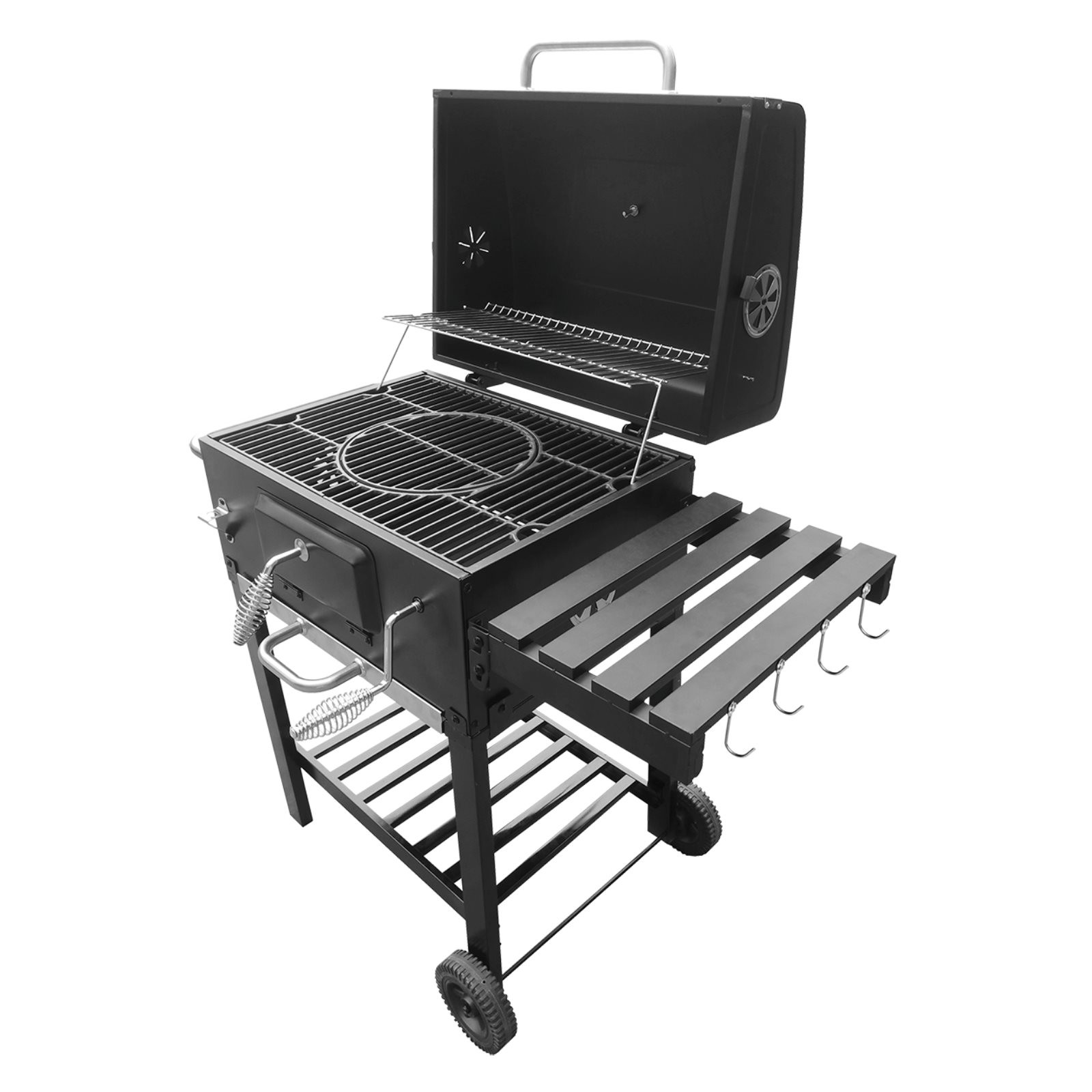 Czarny grill z otwartą pokrywą i dwoma rusztami. Ma kółka i haczyki.