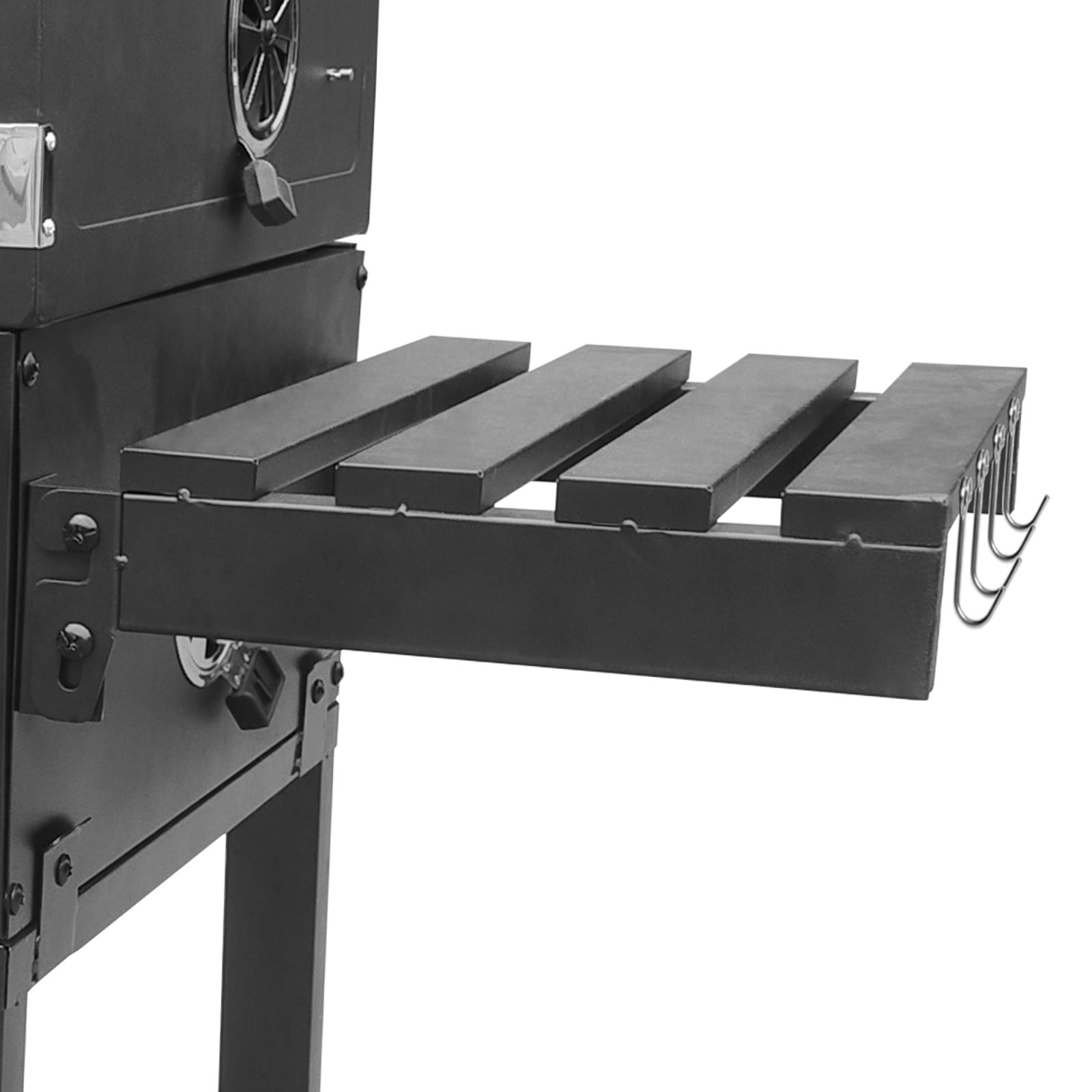 Czarny grill z półką boczną i haczykami. Na białym tle.