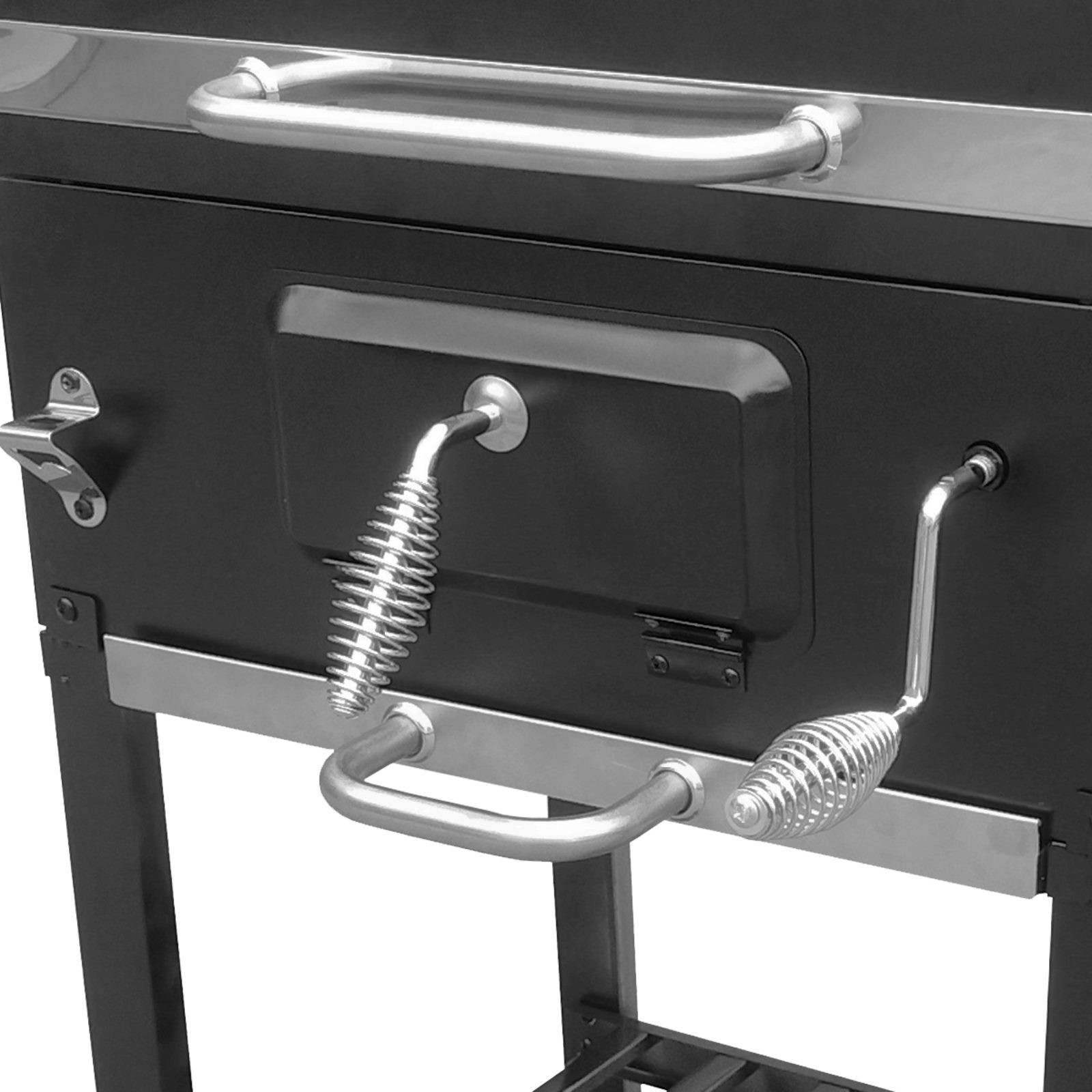 Czarny grill ze srebrnymi uchwytami, otwieraczem do butelek i korbami.