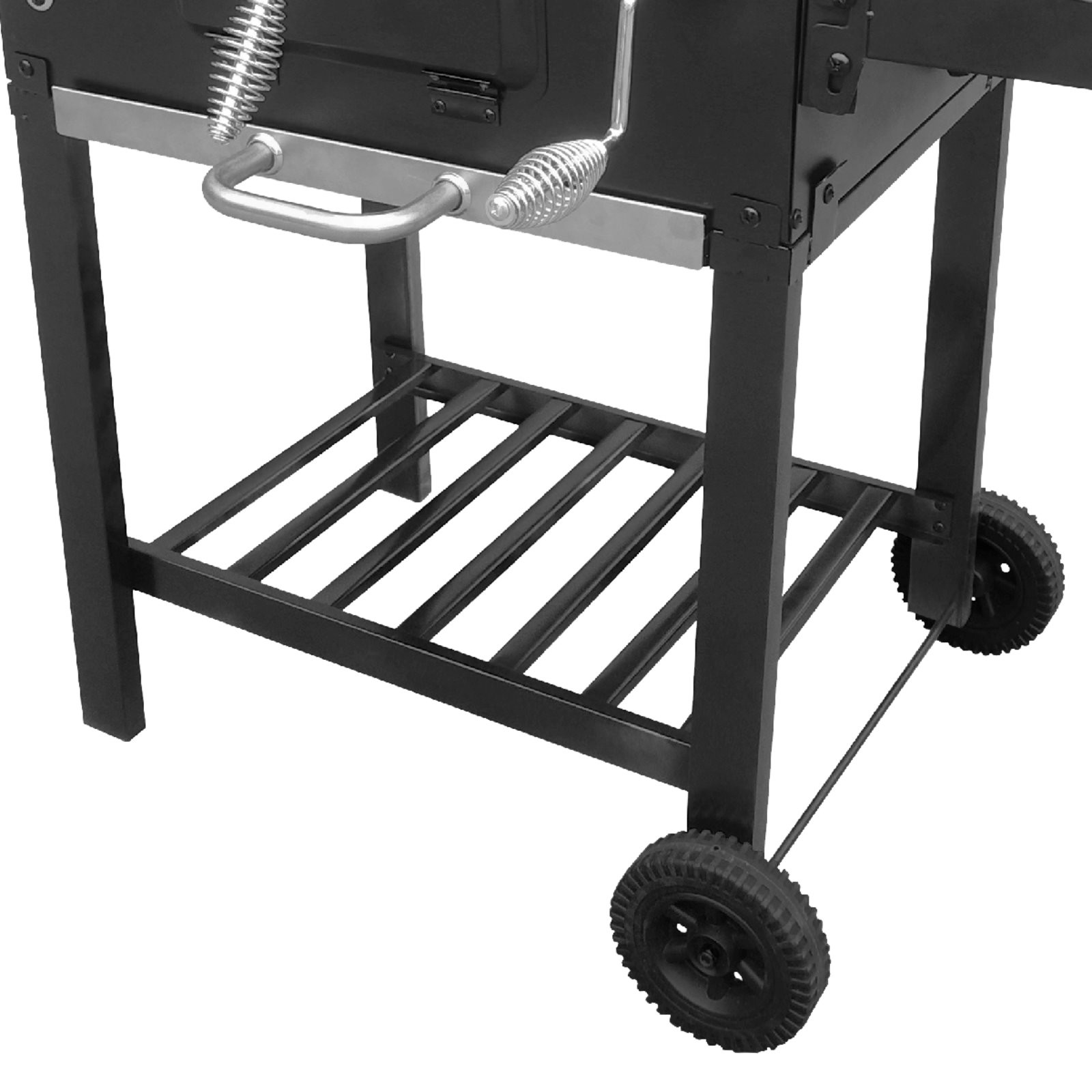 Czarny grill z metalową ramą, półką i dwoma kołami.
