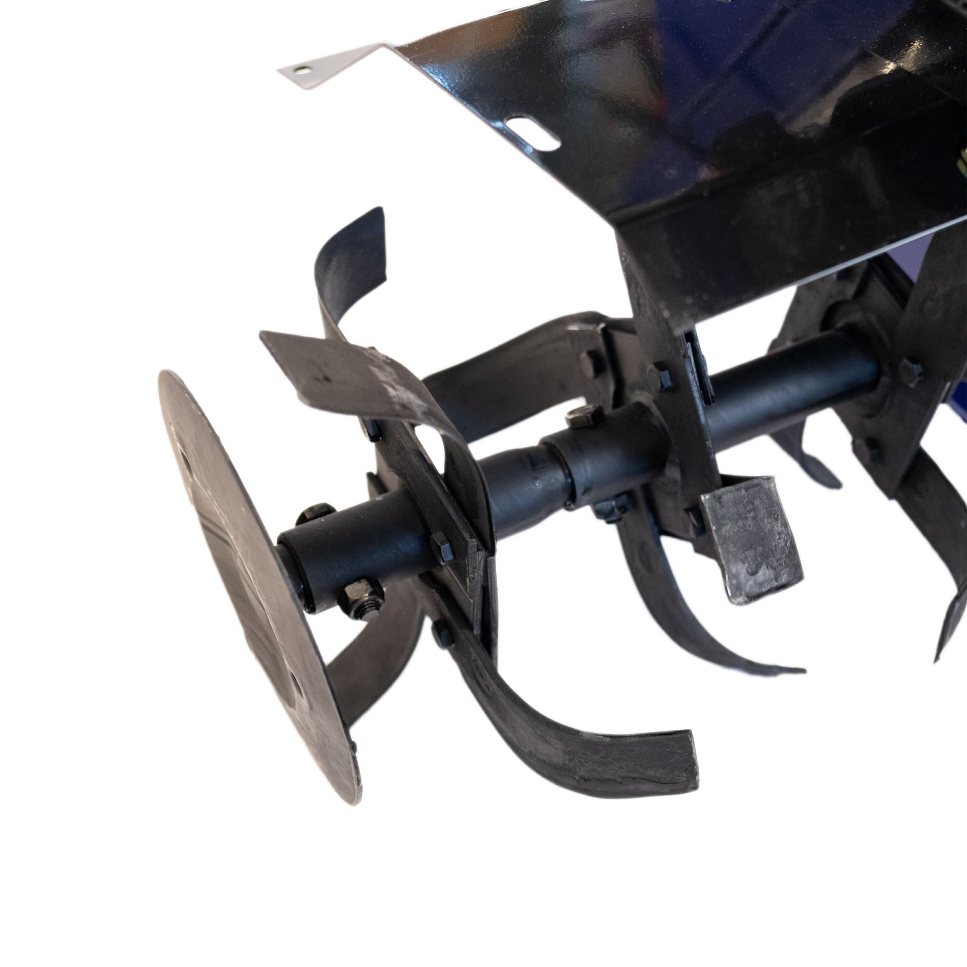 Zbliżenie czarnego narzędzia glebogryzarki z ostrymi nożami.