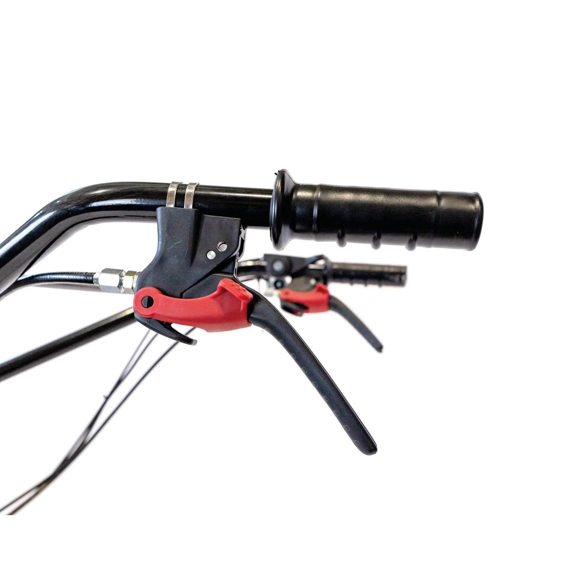 Zbliżenie kierownicy maszyny z czarnymi uchwytami i czerwonymi dźwigniami.