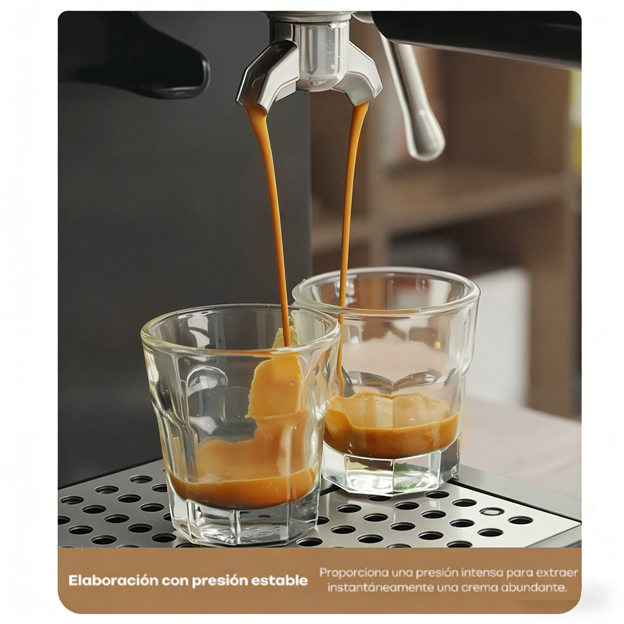 El espresso fluye de una máquina a dos vasos.