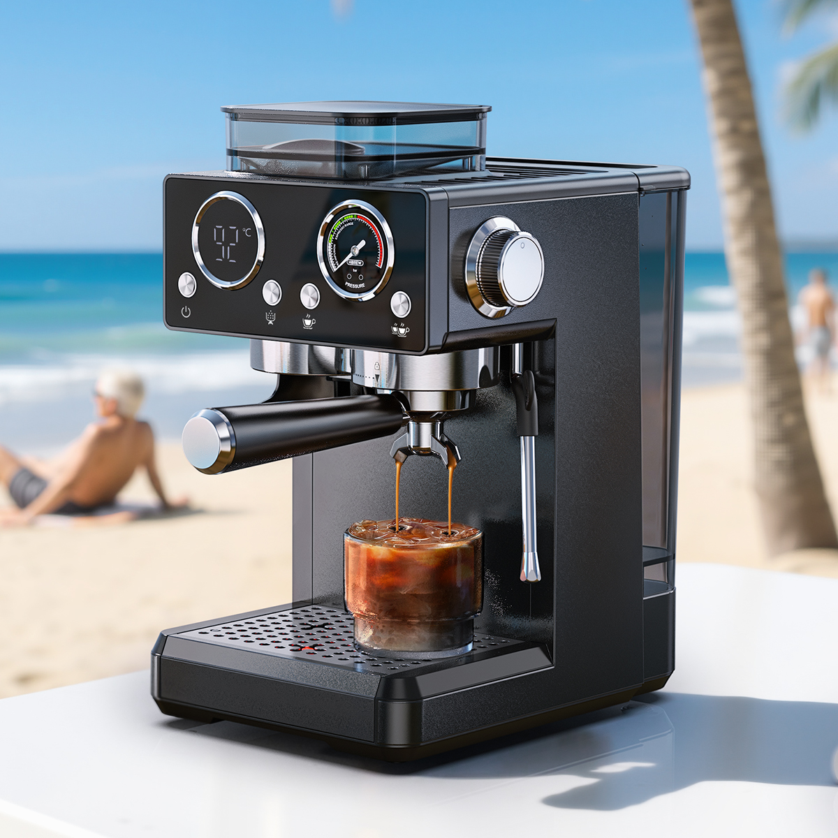 Una máquina de espresso negra prepara café en la playa, con palmeras al fondo.