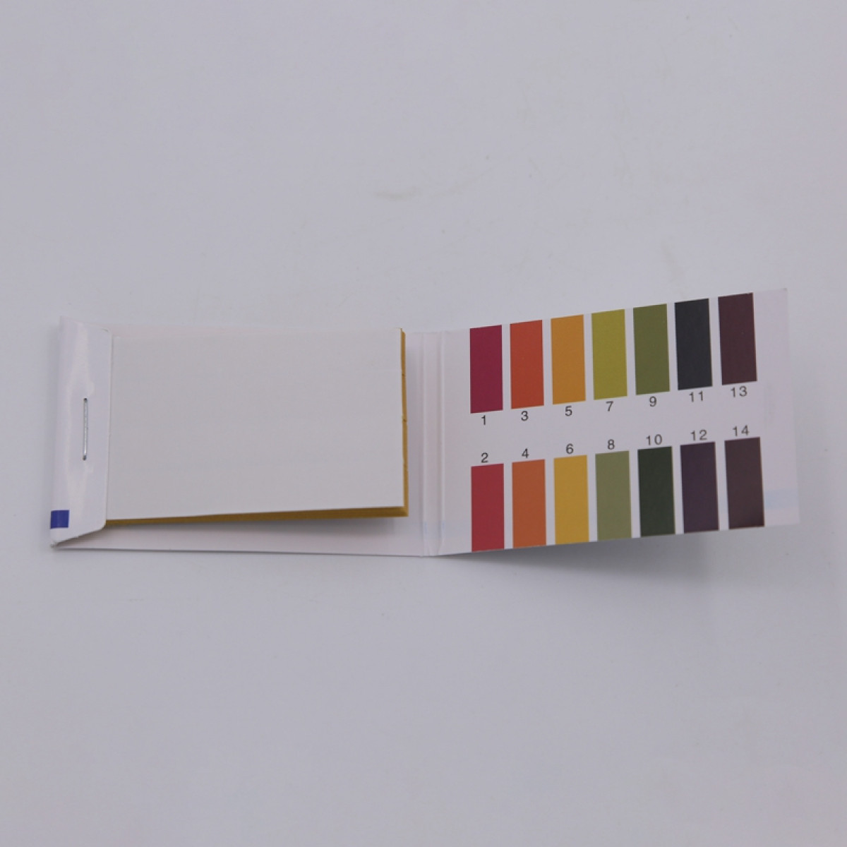 Książeczka z paskami pH i skalą porównania kolorów od 1 do 14.