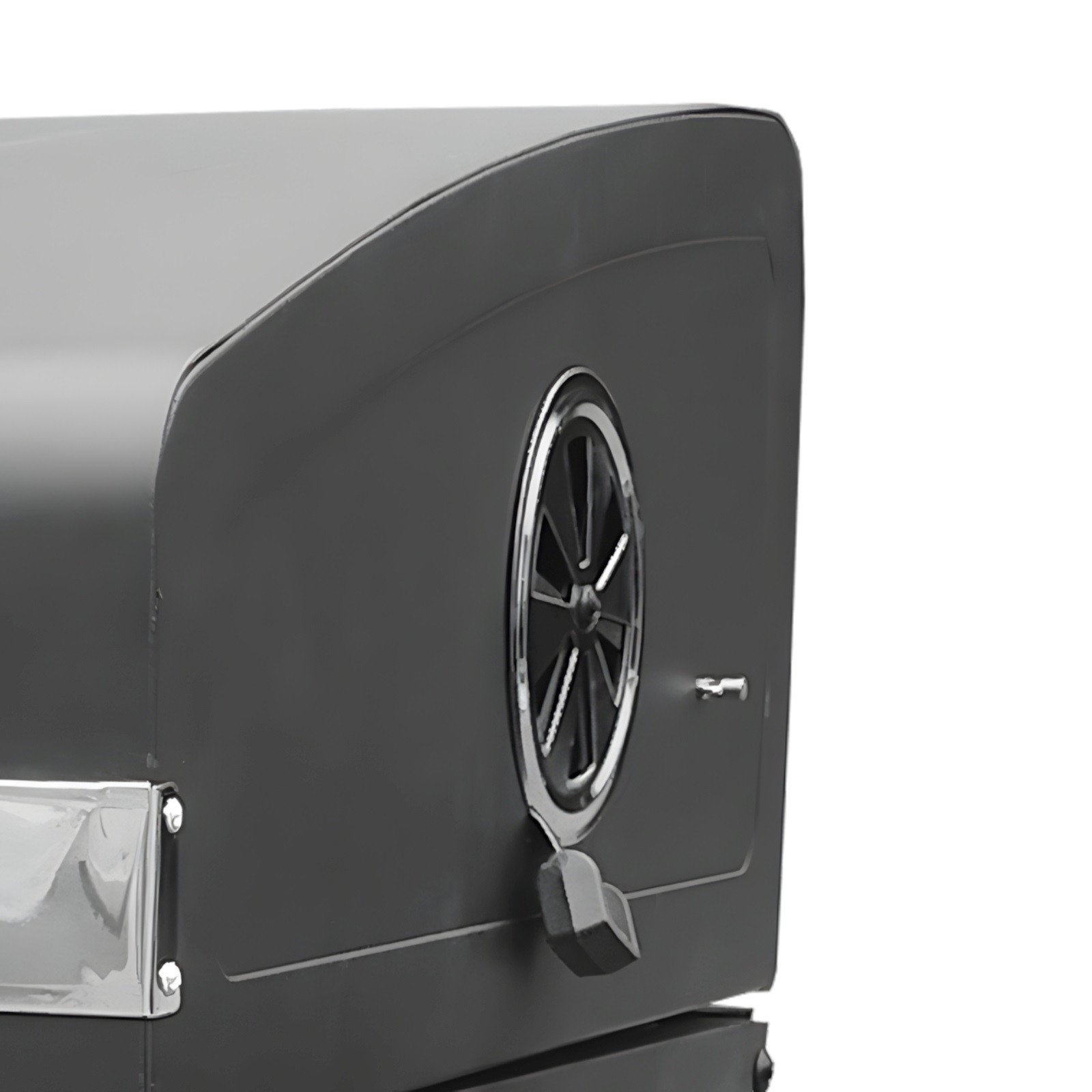 Ciemnoszare obudowa z kratką wentylacyjną i chromowanym wykończeniem. Uchwyt poniżej.