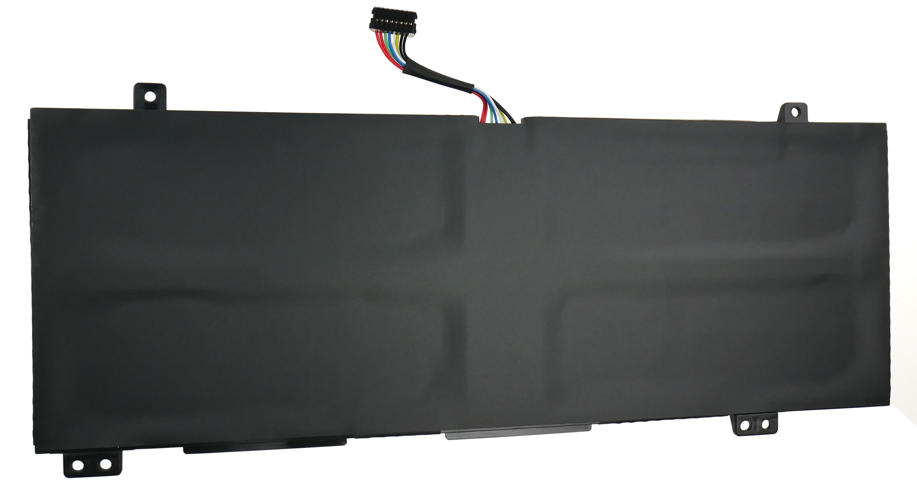 Czarna bateria z kablami i złączami, białe tło.