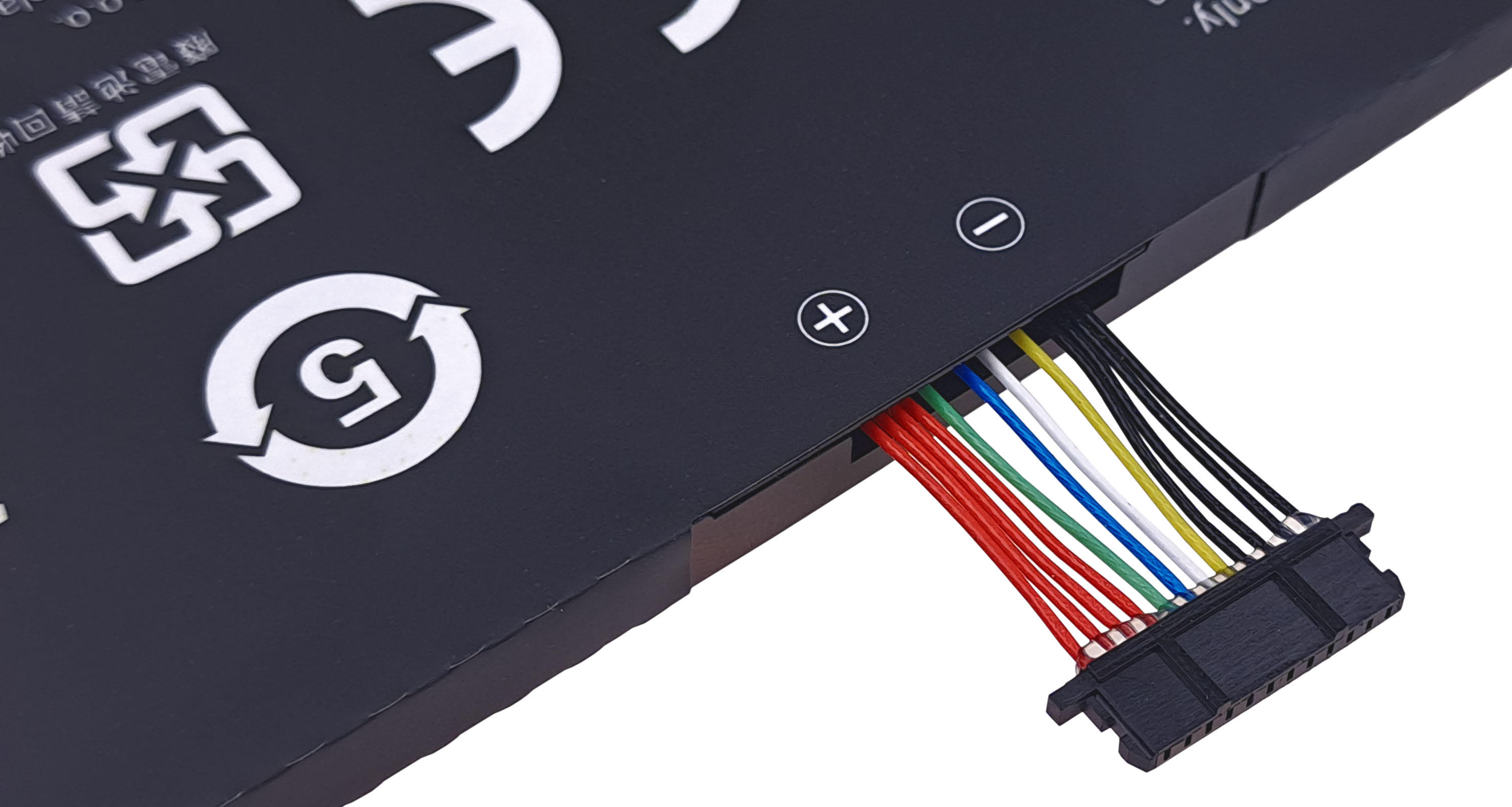 Czarny akumulator z kolorowymi przewodami wychodzącymi ze złącza.