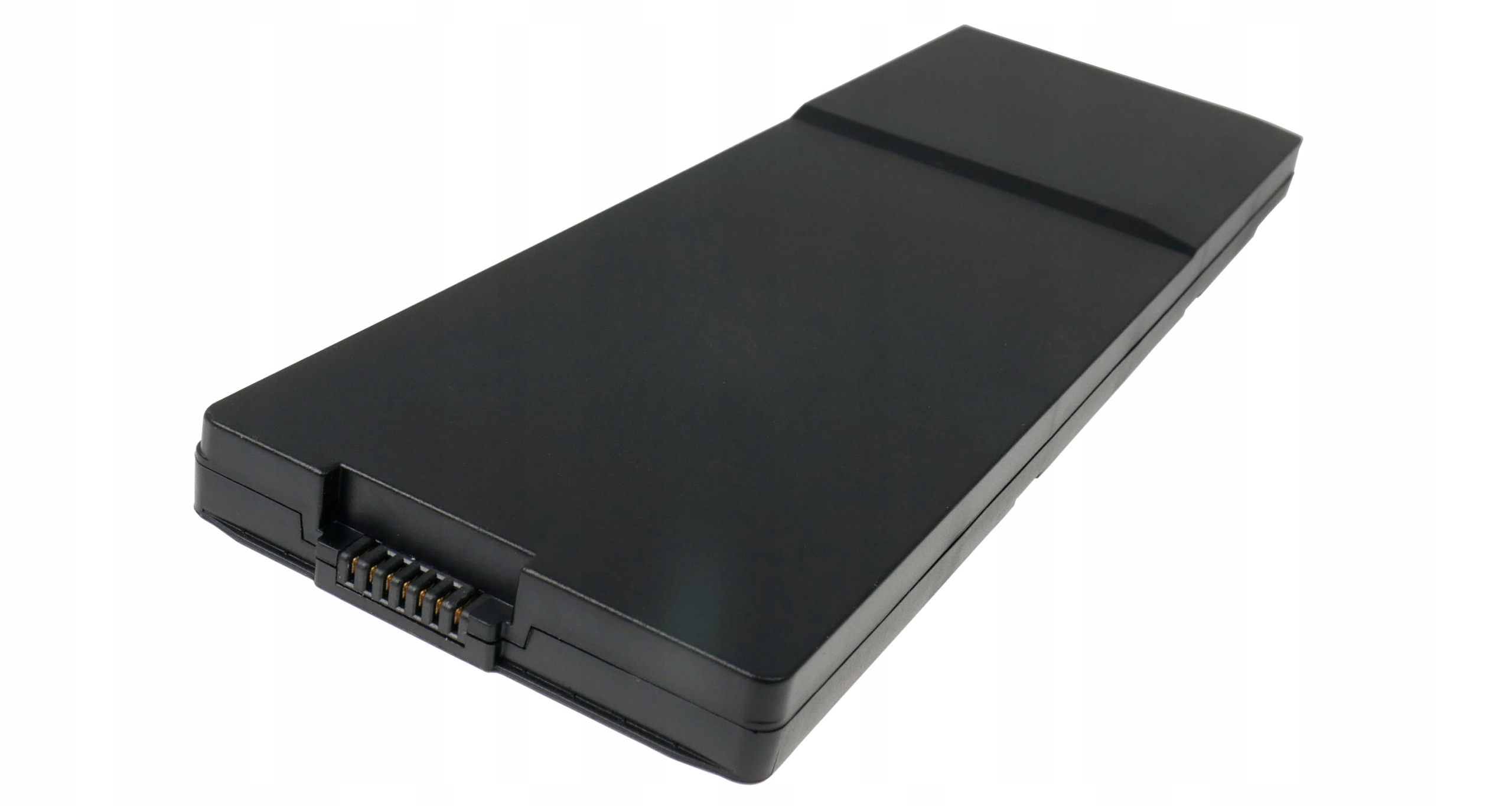 Czarny akumulator ze srebrnymi stykami na białym tle.