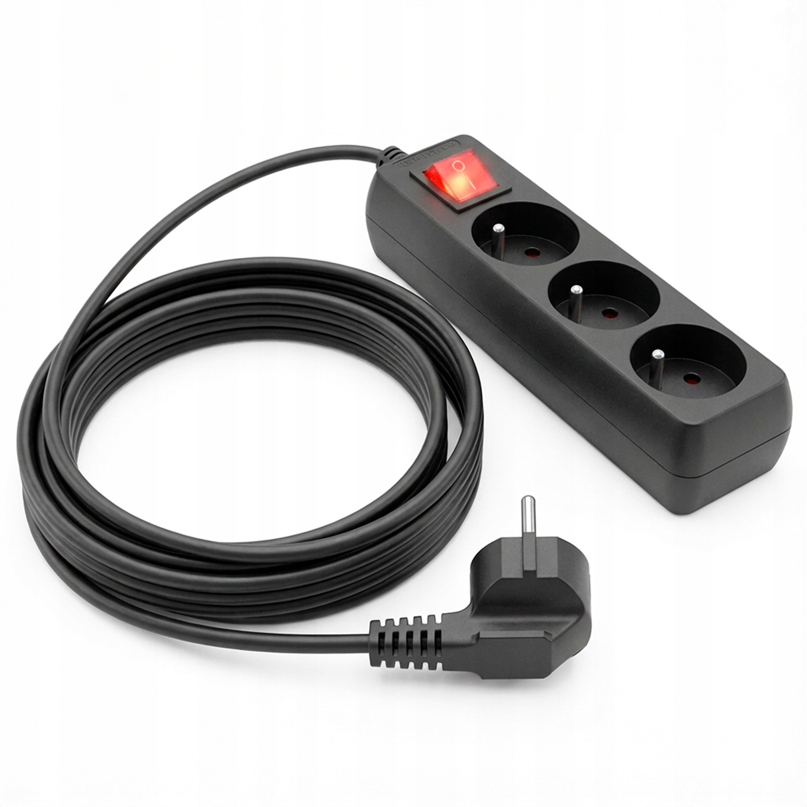 Czarna listwa zasilająca z wyłącznikiem i kablem na białym tle.