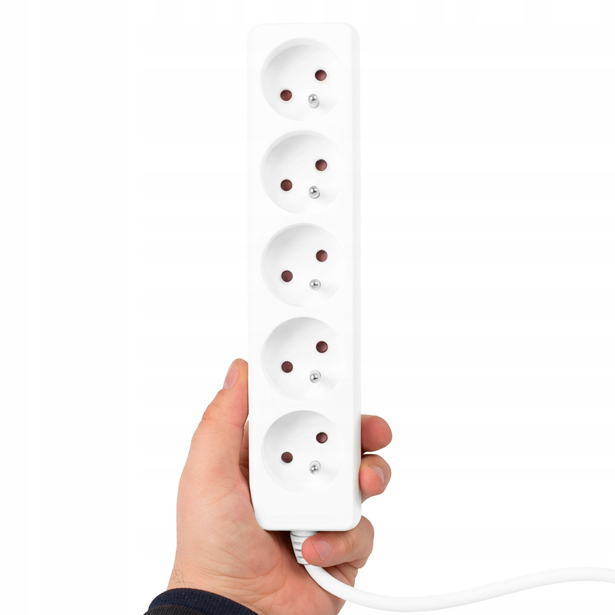 Dłoń trzyma białą listwę zasilającą z czterema gniazdami.