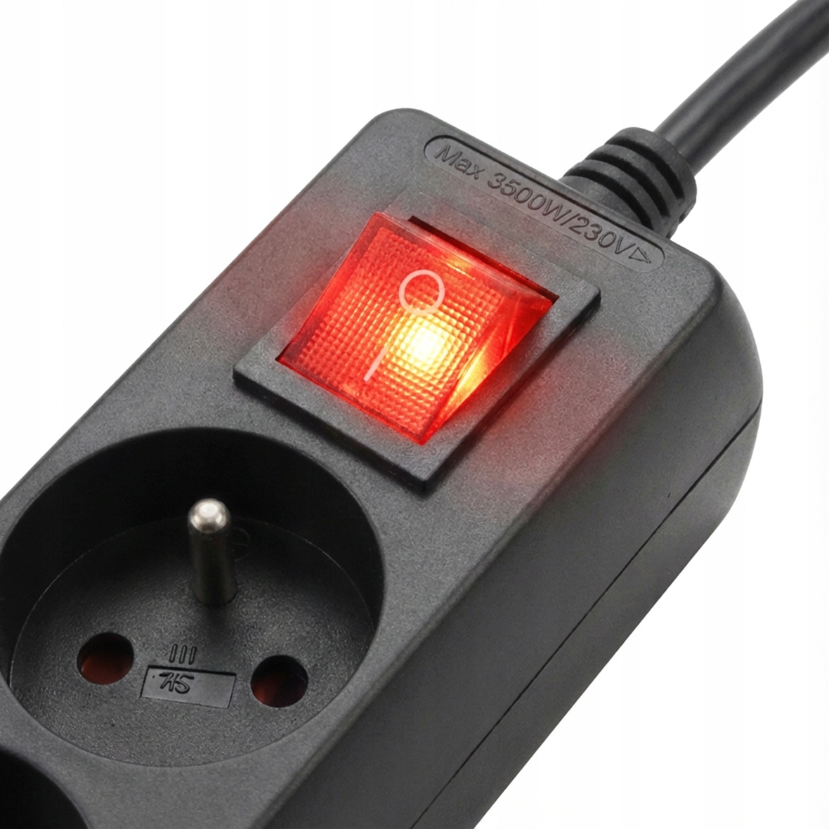 Czarna listwa zasilająca z czerwonym podświetlanym włącznikiem i gniazdami.