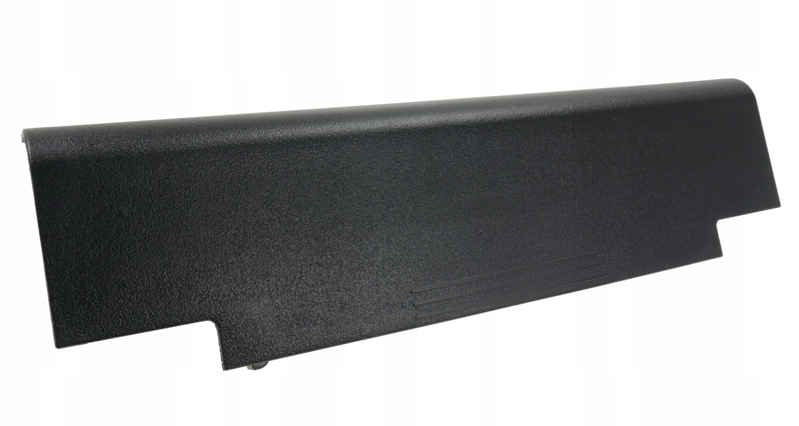 Czarna, fakturowana plastikowa osłona z wycięciami i rowkami.