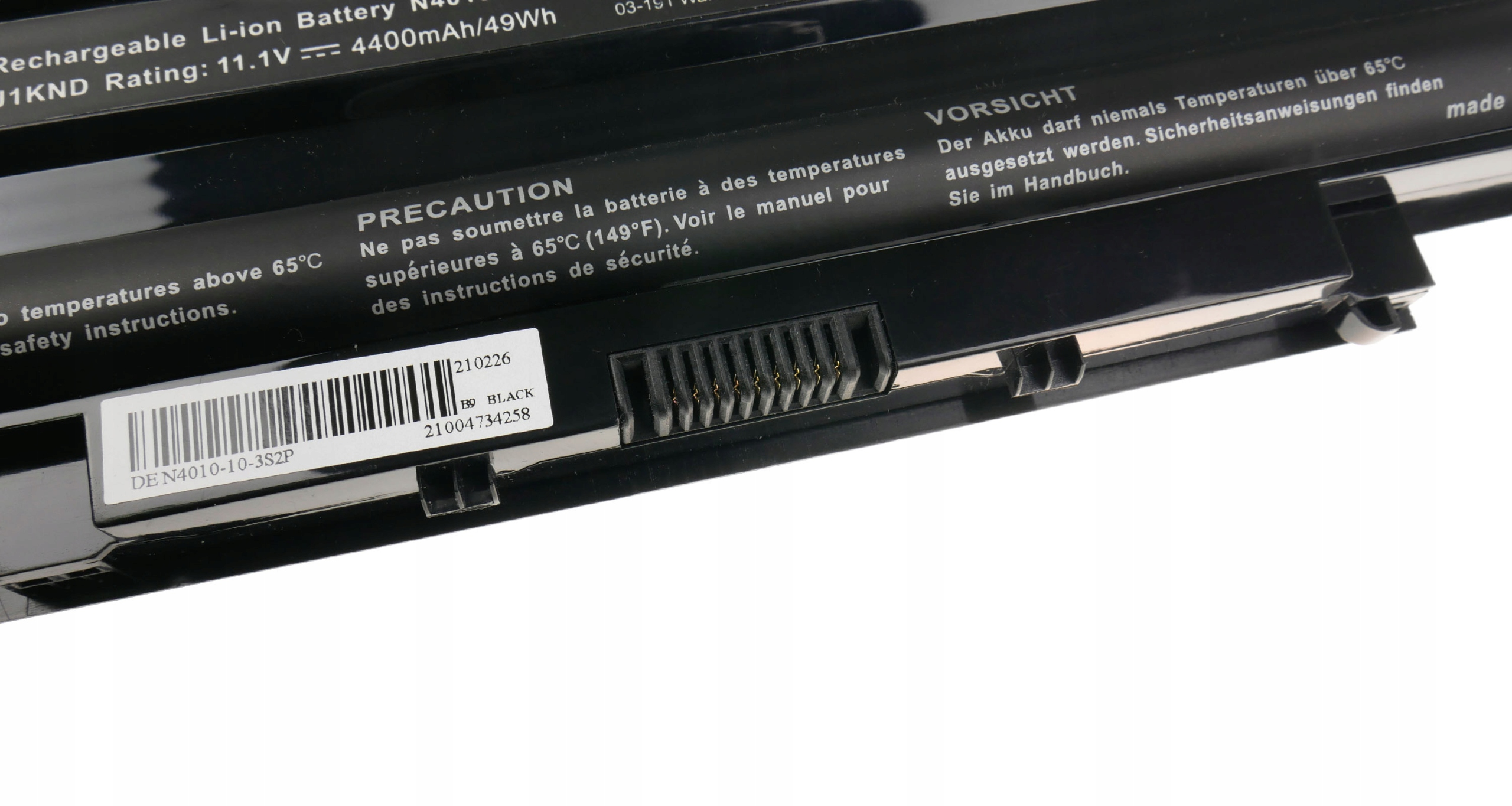 Czarna bateria do laptopa z etykietami ostrzegawczymi i złączem.