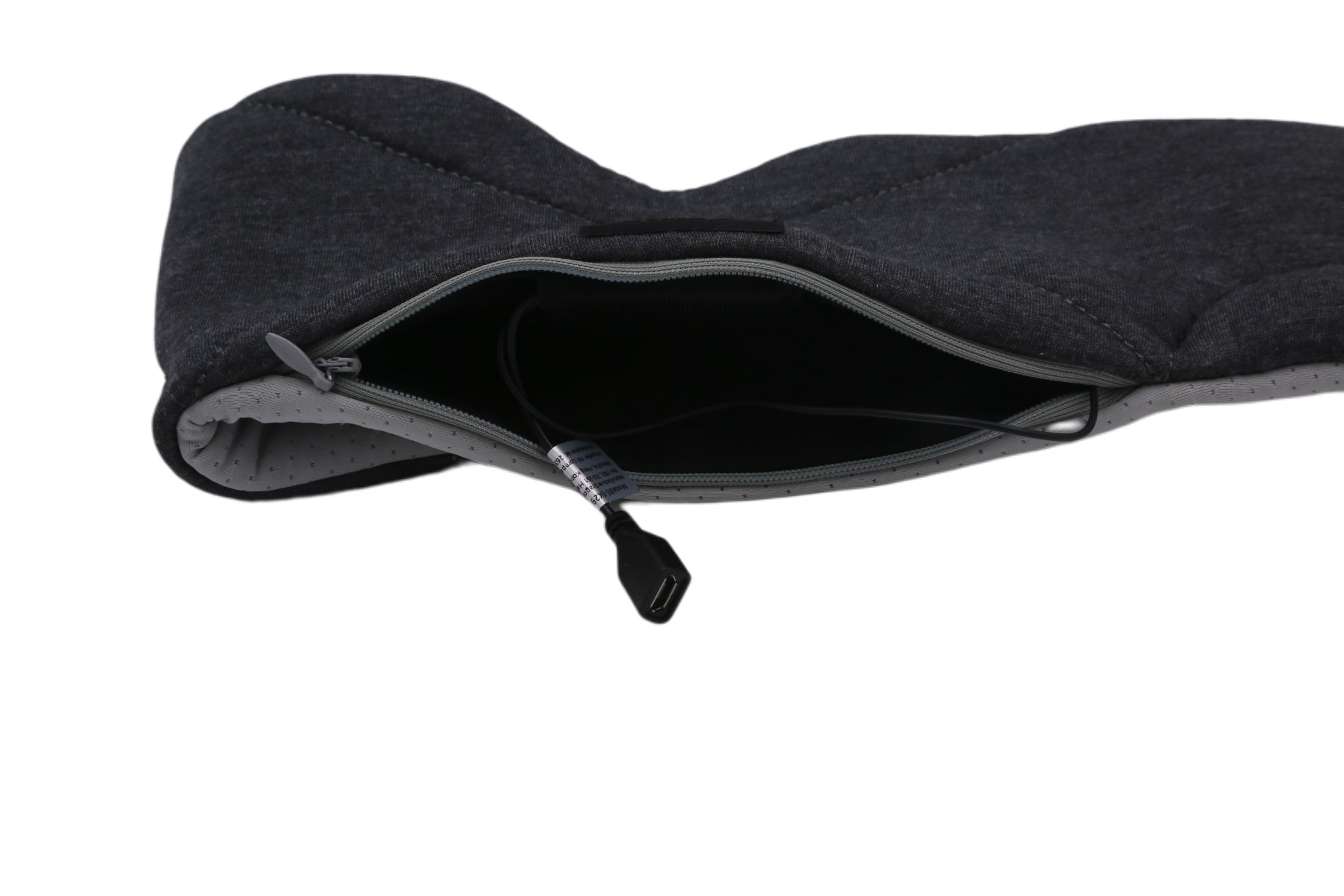 Ciemnoszara torba z otwartym zamkiem, widoczny kabel USB.