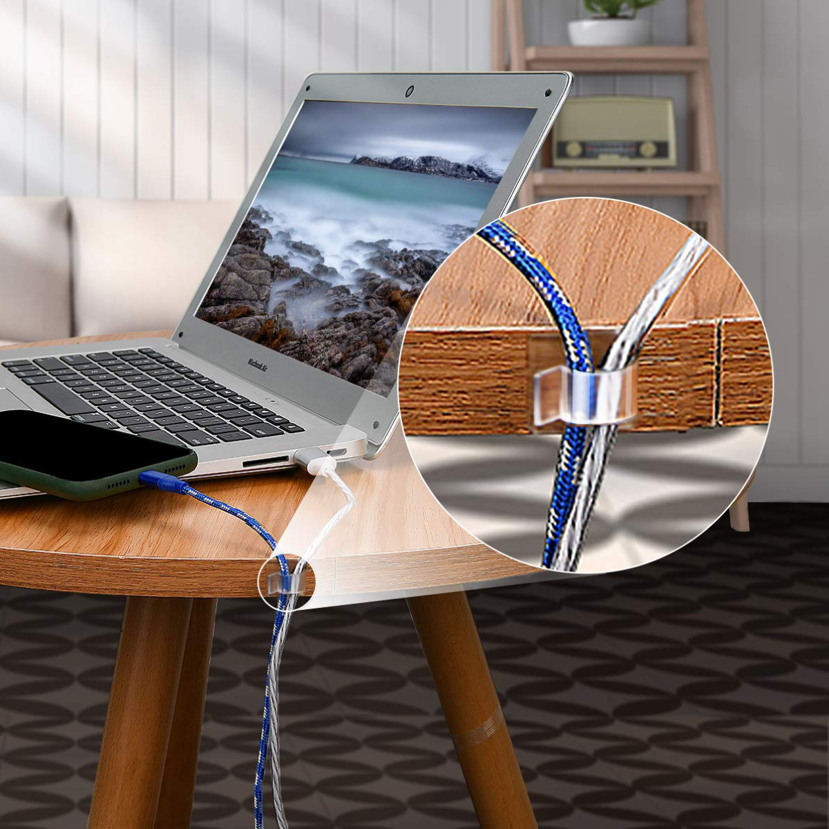 Laptop i smartfon podłączone do drewnianego stołu. Kable przytrzymywane przez klipsy.